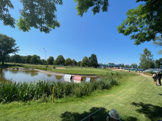 Blick aus dem Schatten auf&nbsp; die 18