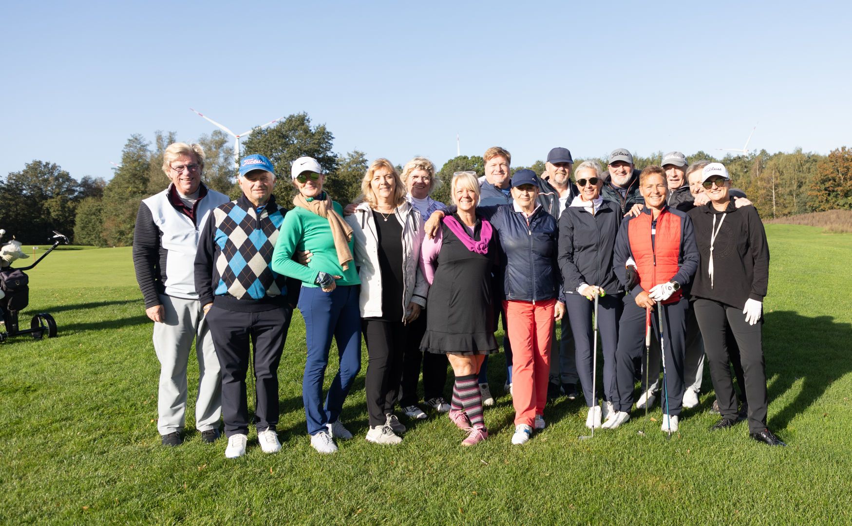 Die TeilnehmerInnen trotzten tapfer auch winterlichen Temperaturen. Petra Schaberl ( re.) und Stephan Scheidecker ( 5.v.rechts/ Green Hill Golf ) hatten aus München die weiteste Anreise zum Saisonfinale der Golffreunde in Rheine. Fotos(3): Gaby Mischke