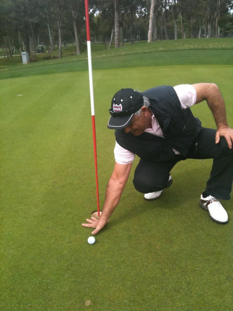  Husni Ahmad(75) verpasste im Trainingslager in Belek das Hole-in-One nur um Zentimeter. Jetzt hofft der Senior in Rheine auf den Volltreffer - für einen neuen Driver. (Foto: Henry Habel)