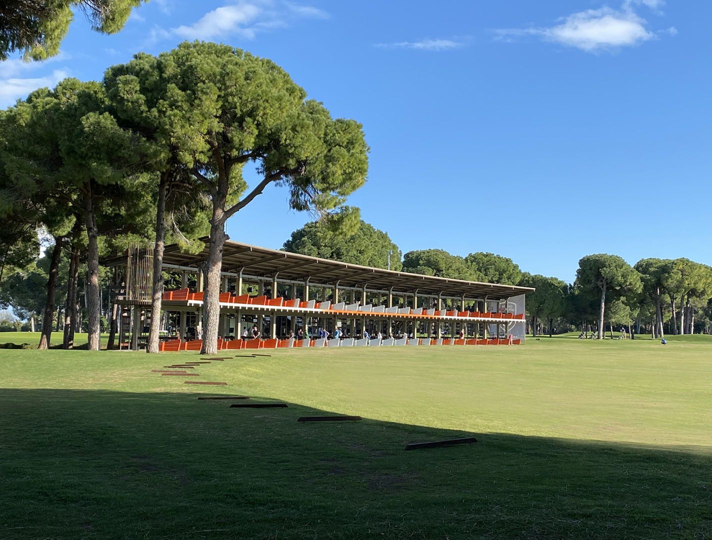 Driving Range, die sich der Old &amp; New Course teilen mit 50 Trackman-Abschlagplätzen