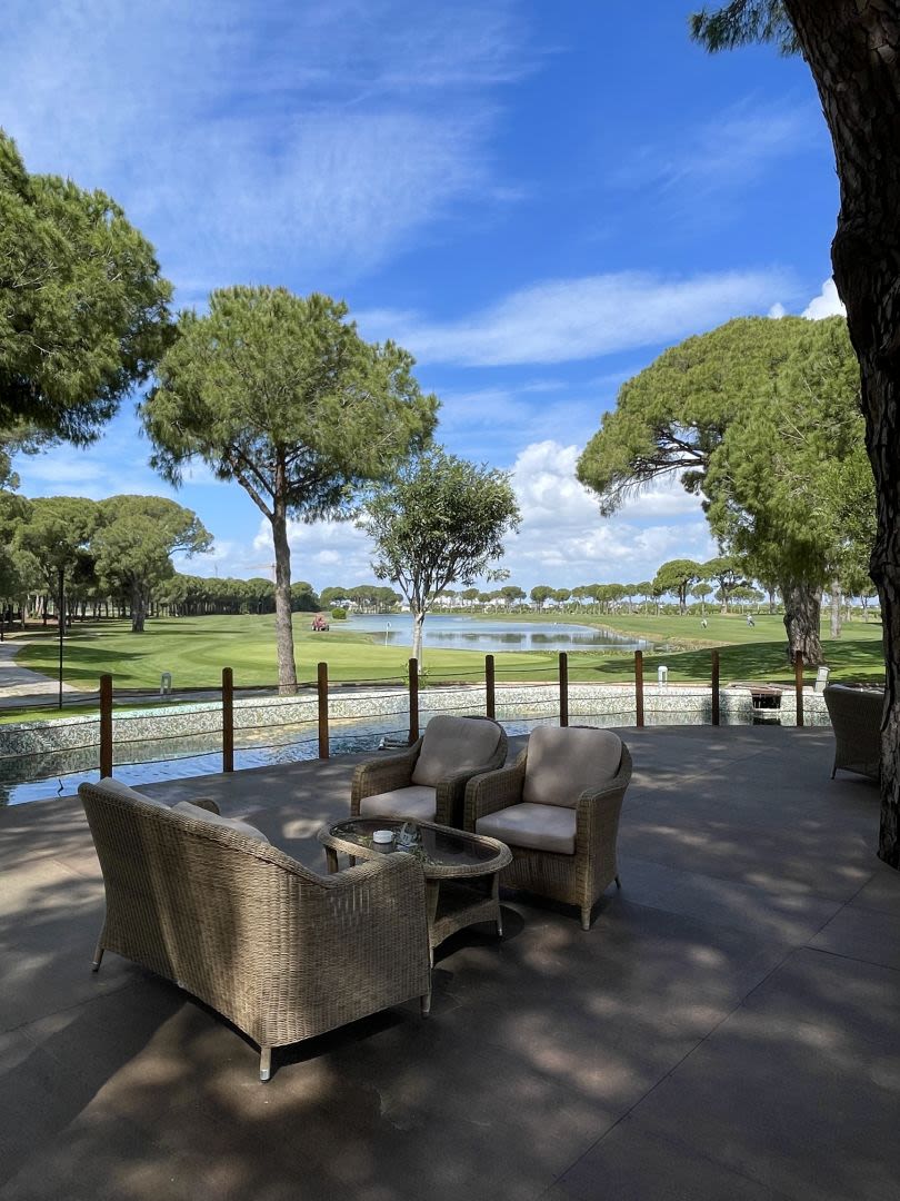 Terrasse des Golfclubs mit Blick auf die Spielbahn.