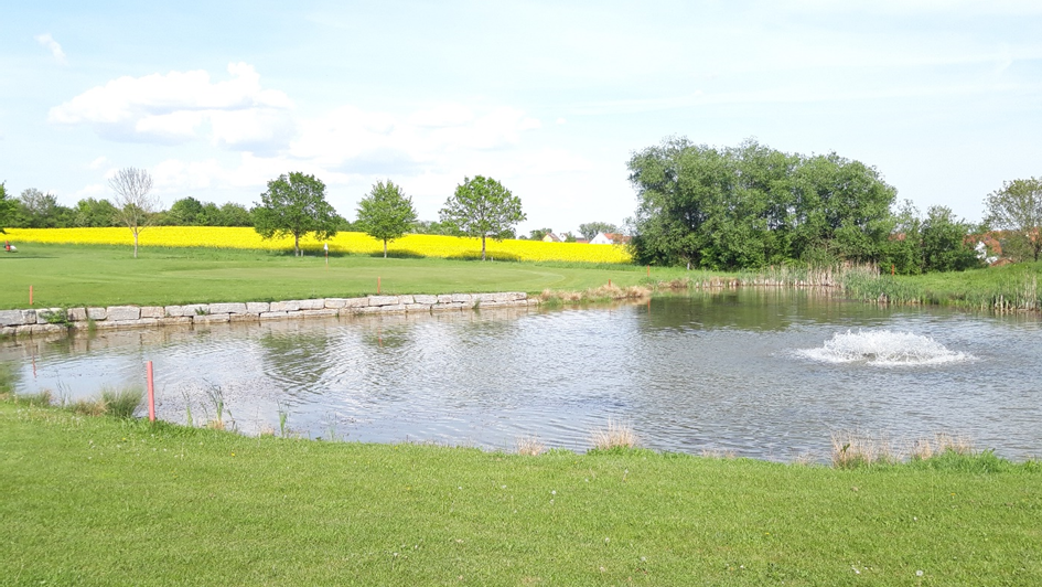 Sehr schön war Loch 16 angelegt, ein relativ kurzes Par 4, aber mit Dogleg Links und Wasser gut verteidigt.