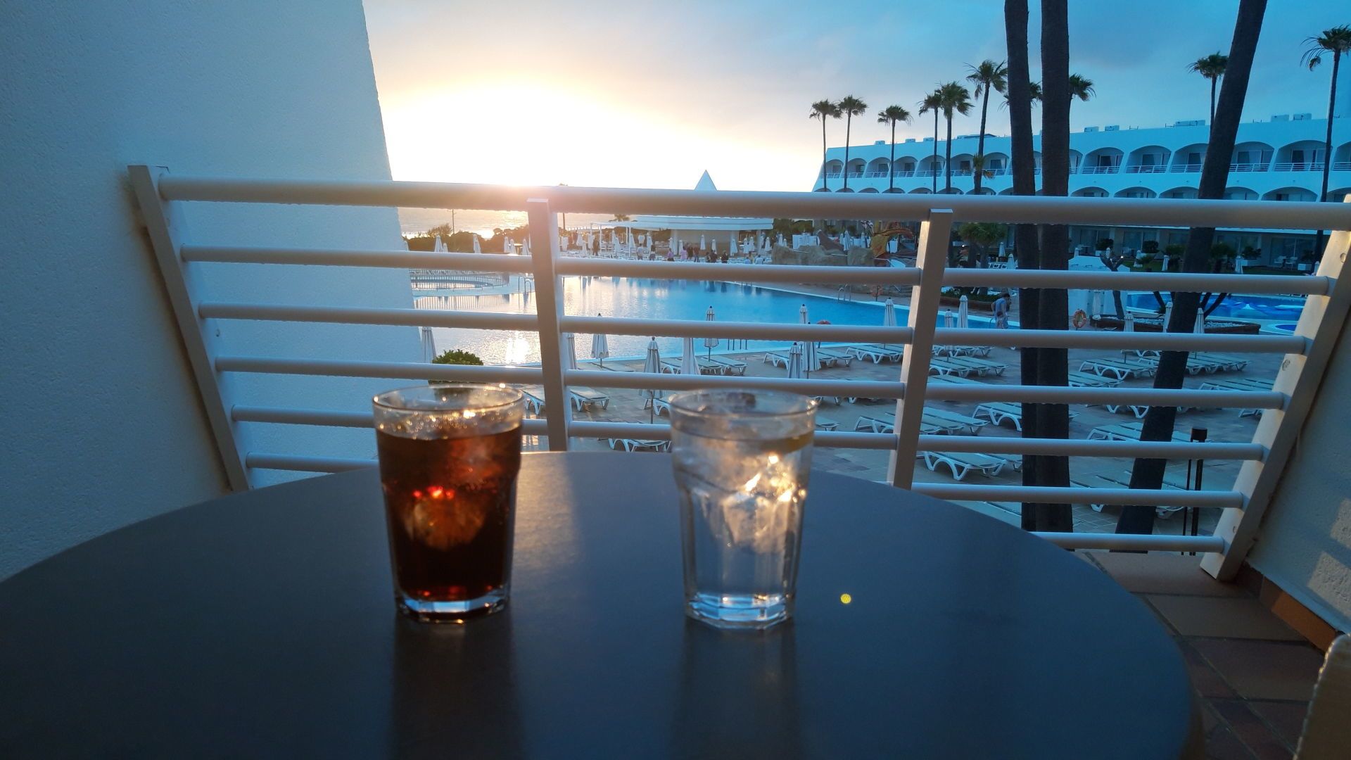 ... ich habe es aber im Hotel vorgezogen und bei einem kühlen Getränk den Sonnenuntergang vom Balkon beobachtet.