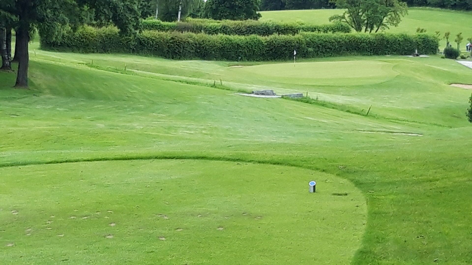 Mal wieder ein Par 3 als Abschlussloch - fair und machbar, für den Druck sorgt eher die daneben liegende Terrasse