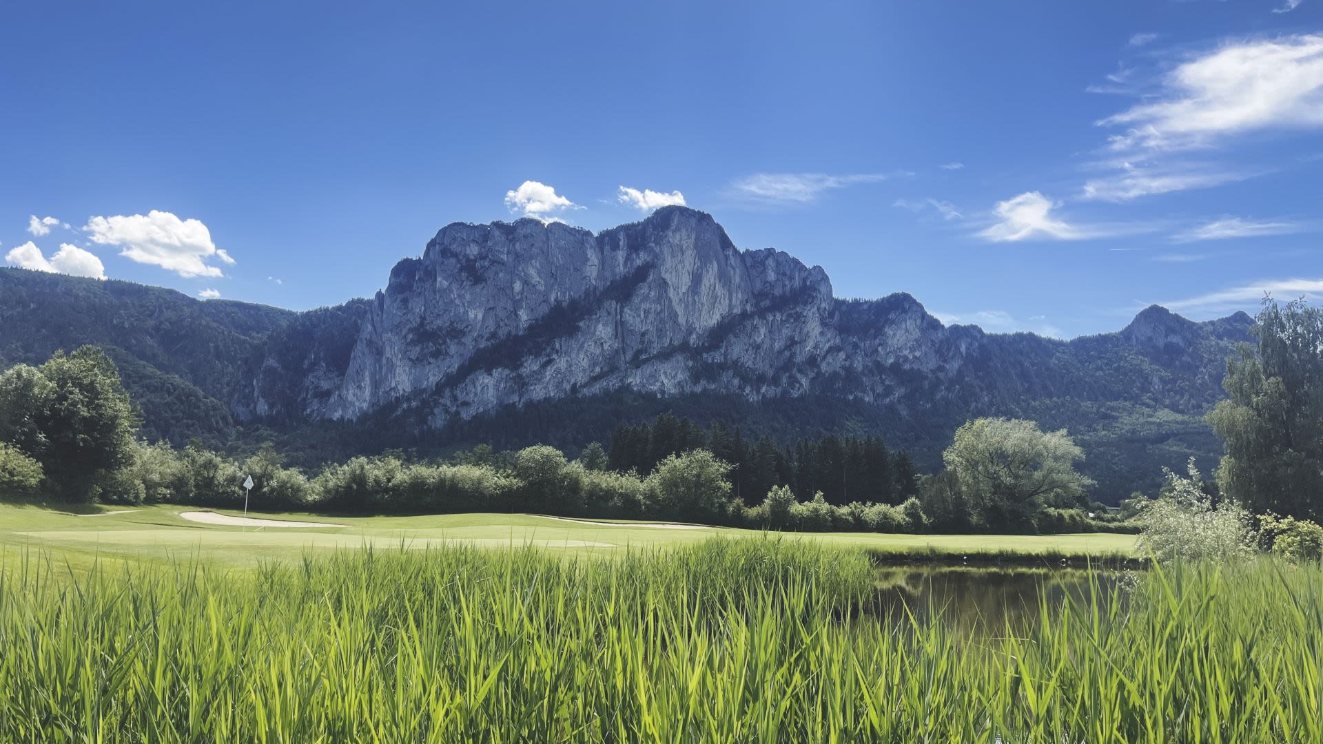 Golfclub am Mondsee: Die imposante Drachenwand ist allgegenwärtig.