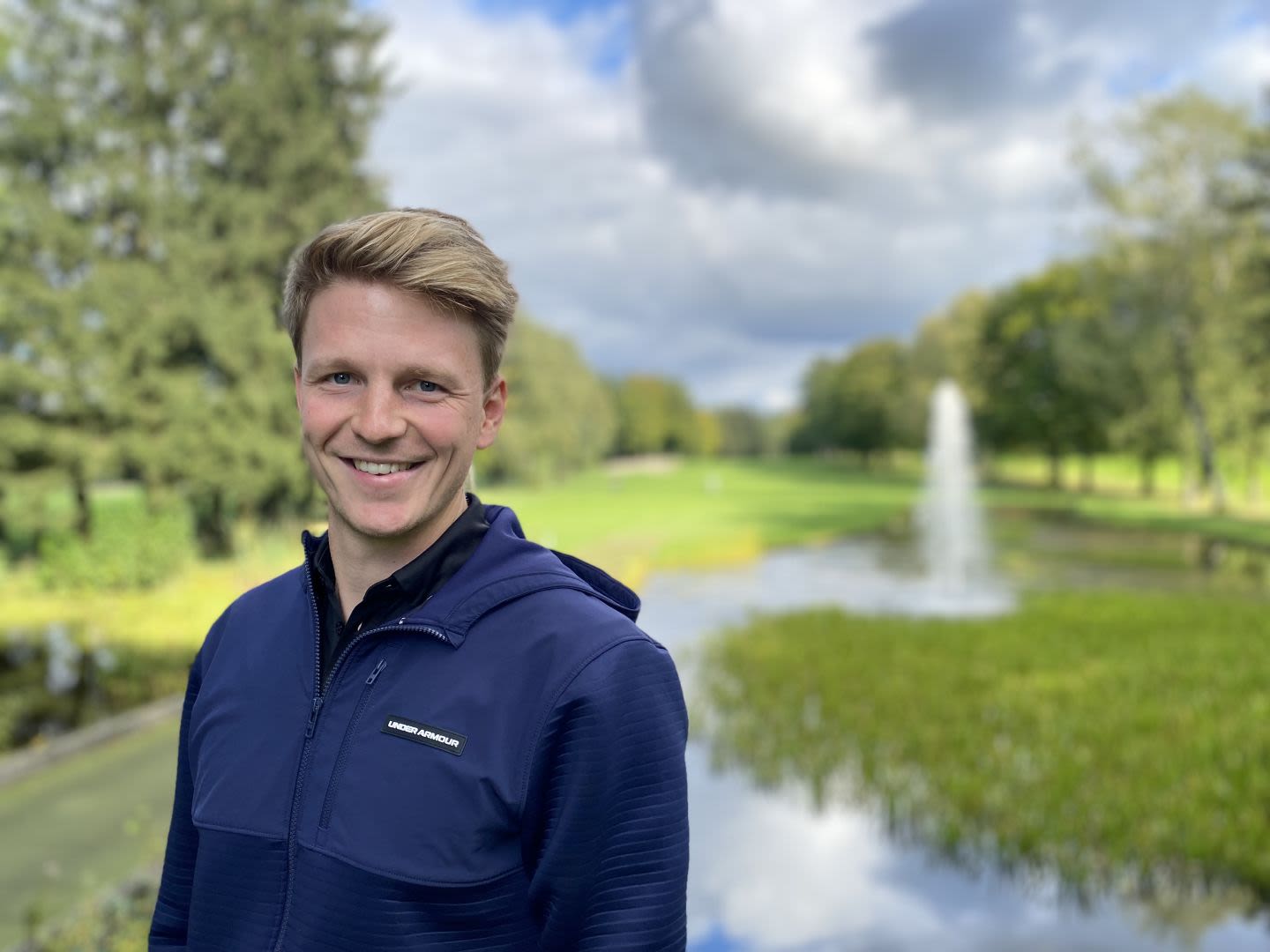 Osnabrücker Golfclub: Traditionsverein mit jungem Manager Lukas Gras. Foto Oben: Spannender Start an Bahn 1 beim OGC. Übers Wasser oder durch die Fontäne. 