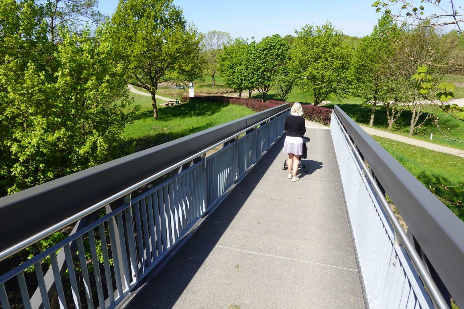 .Golfclub Dütetal: Auf neuer Brücke über die Landesstrasse rüber zu den Back Nine