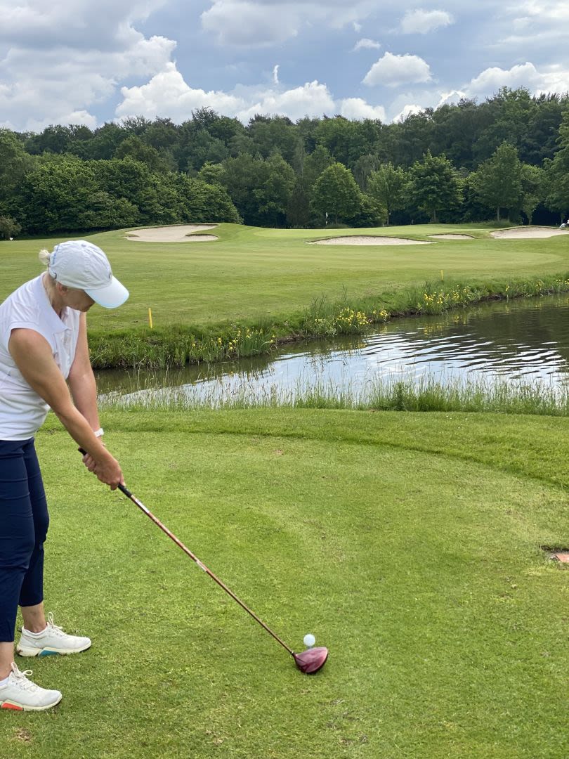 Wasser und Wald: Idyllische Atmosphäre beim Golfclub Dütetal.