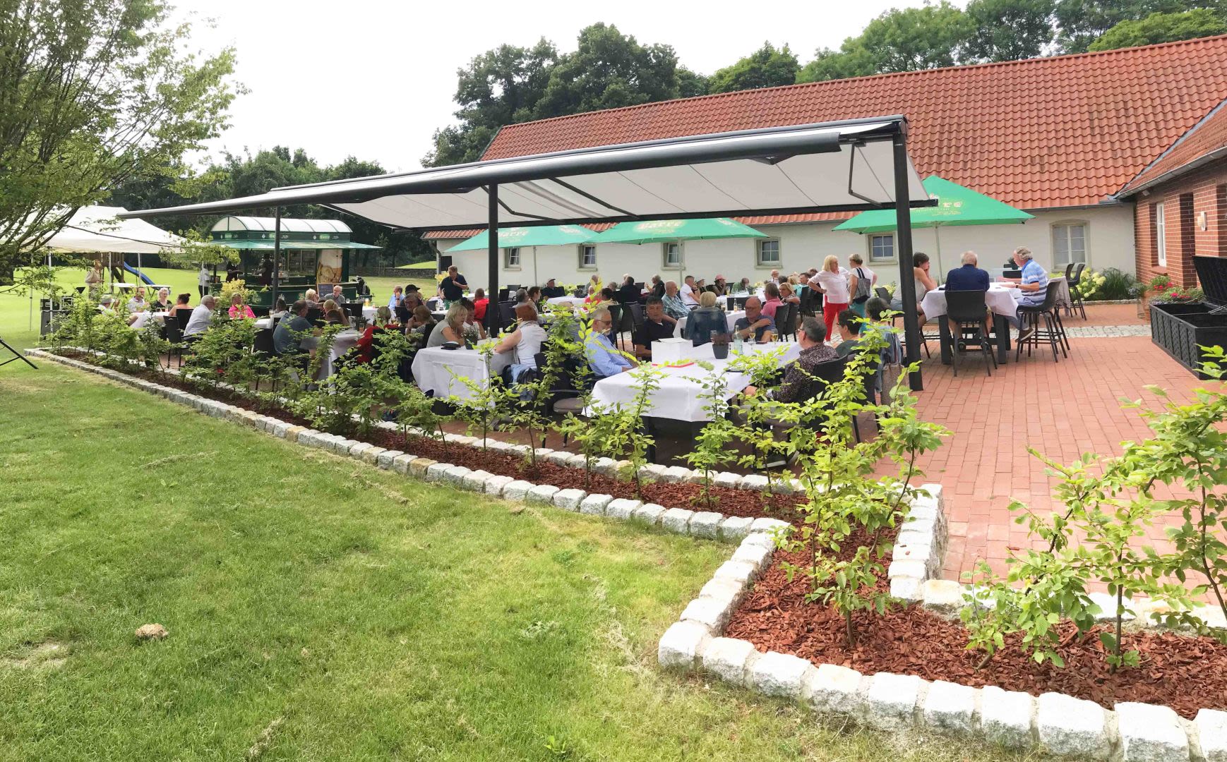 Gemütliche Terrasse direkt neben den Übunganlagen beim Golfclub Varus.