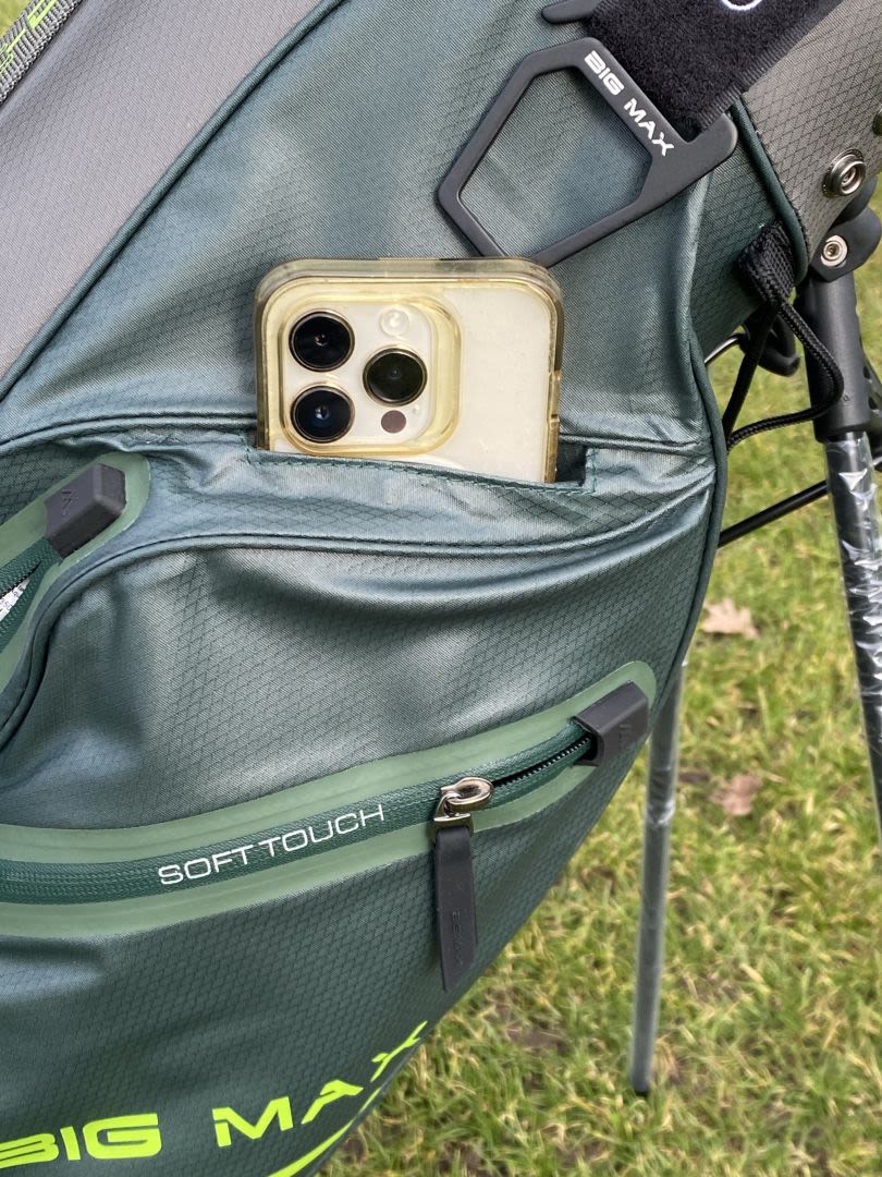 Besonderheit des Aqua SevenH: In dem engen Smartphone-Fach hält das die Position und kann so locker Selfies Videos Z.B. für Schwunganalysen aufnehmen.