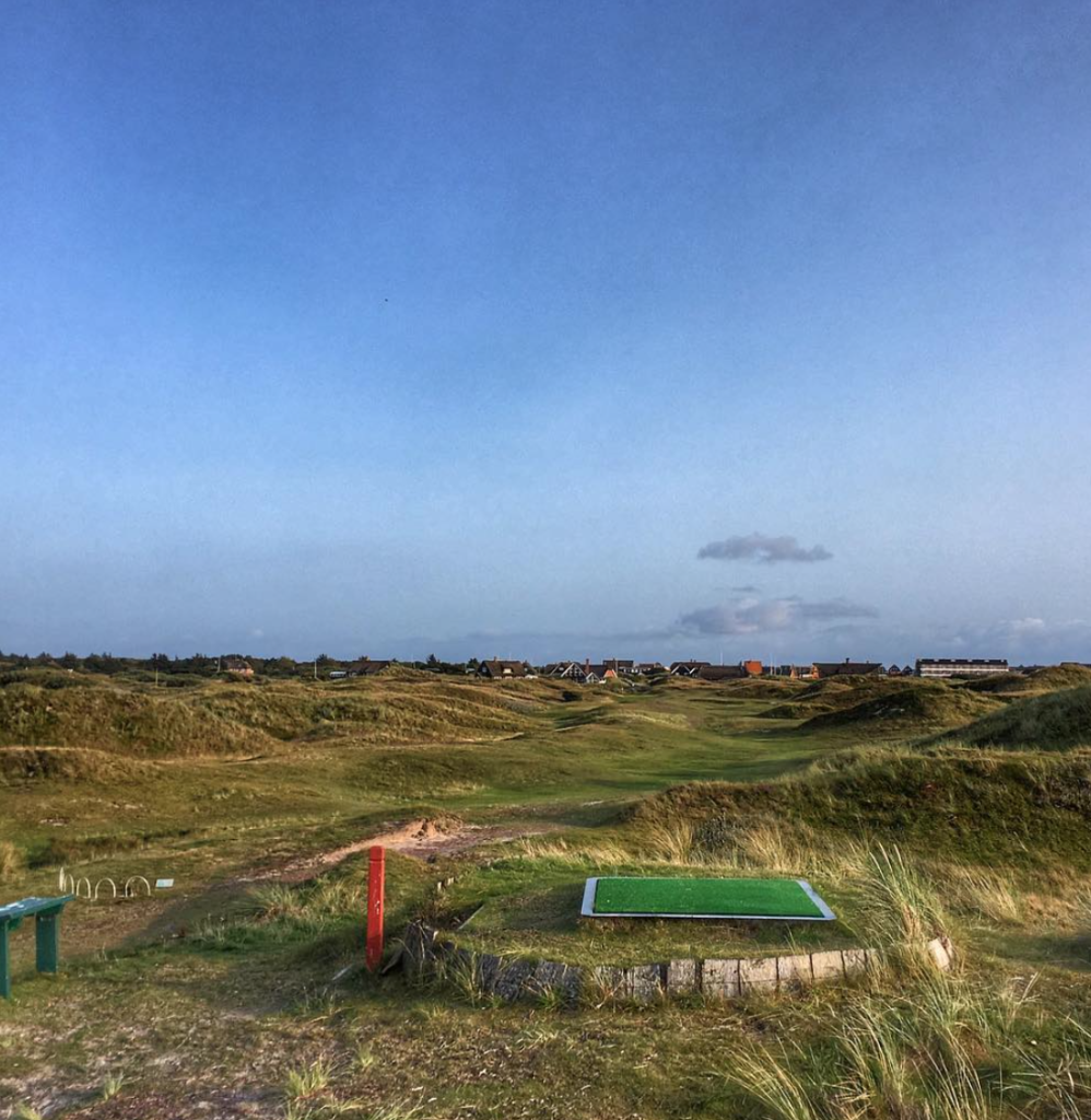 Im Fanö Golf Links gibt es keine richtige Teebox: Gespielt wird von einer Matte. (Foto: Instagram/@mueller.muehlenstrasse)