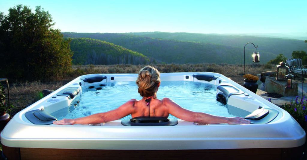 Ein Outdoor Whirlpool ist eine echte Alternative zum Swimmingpool (Foto: SPA Deluxe)