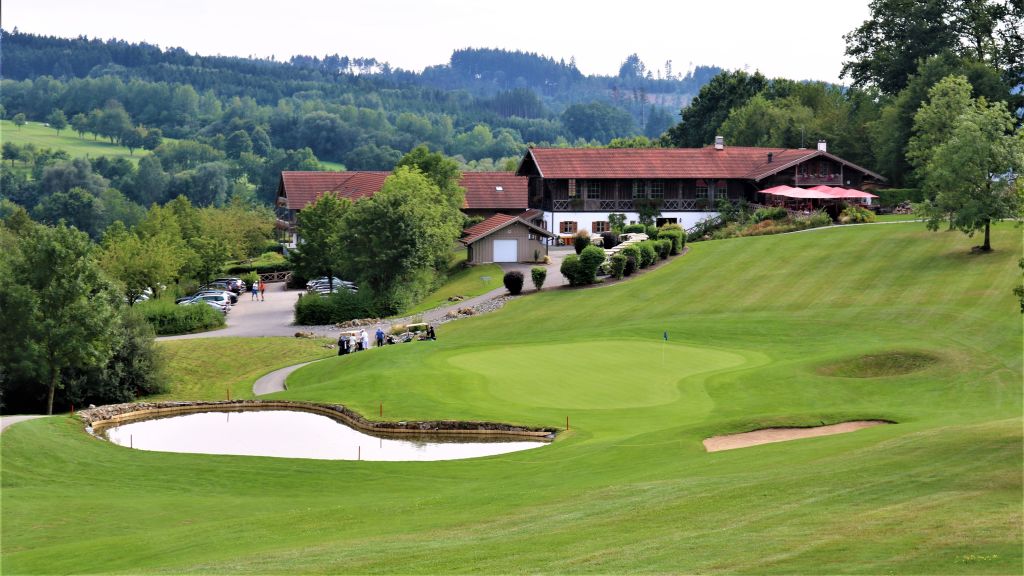 Blick auf die Bahn 18 und das Clubhaus an Platz Brunnwies. (Foto: Golf Post)