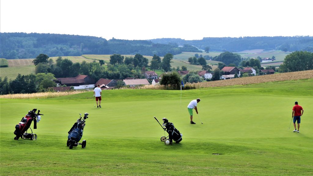 Am beliebtesten ist bei den Besuchern der Platz Brunnwies. Wohl auch wegen der Aussicht ins Rottal. (Foto: Golf Post)