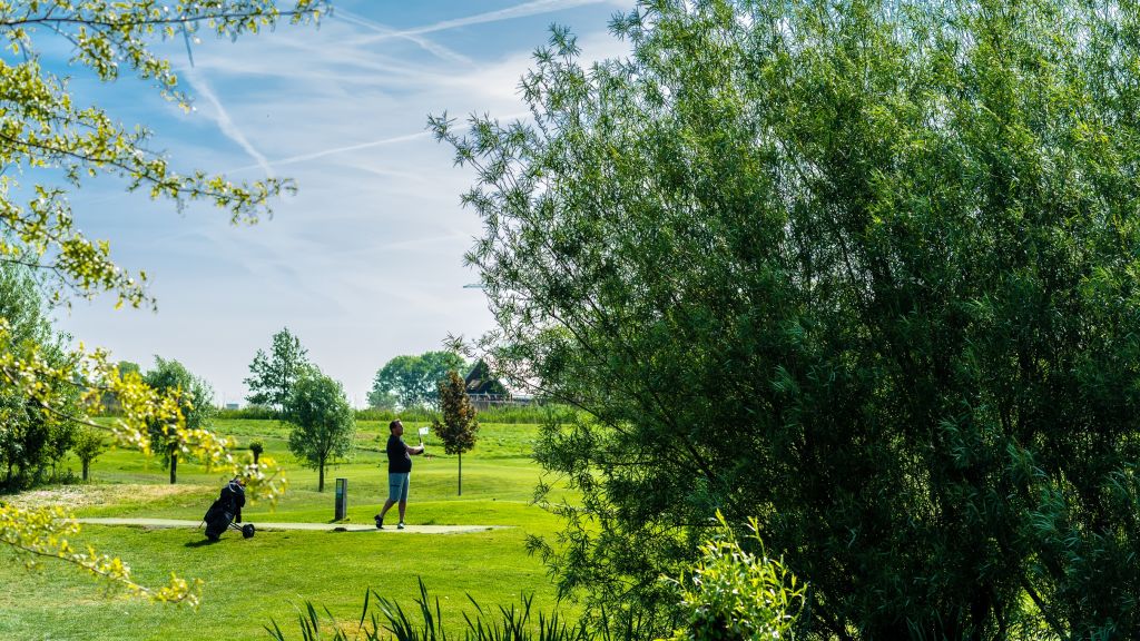 Der Golfplatz liegt in einer typisch niederlädnischen Polderlandschaft. (Foto: Golfcentrum Amsteldijk)