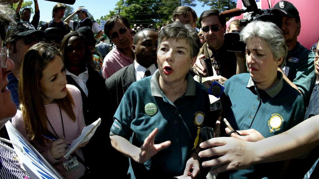 Martha Burk 2003 bei ihrem Protest für die Aufnahme von Frauen in den Augusta National Golf Club. (Foto: Getty)