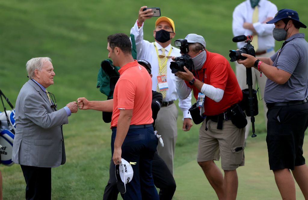 Jack Nicklaus gratuliert Jon Rahm per Faust zum Sieg beim Memorial Tournament. (Foto: Getty)