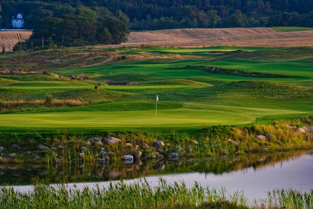 Eingebettete Seen und Wasserläufe sind gleichzeitig schön aber schwierig. (Foto: Ostsee Golf Resort Wittenbeck)