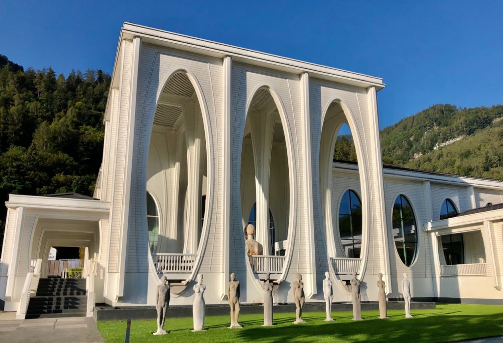 Foto Jürgen Linnenbürger: Skulpturen des Künstlers Gil Topaz vor der Tamina-Therme