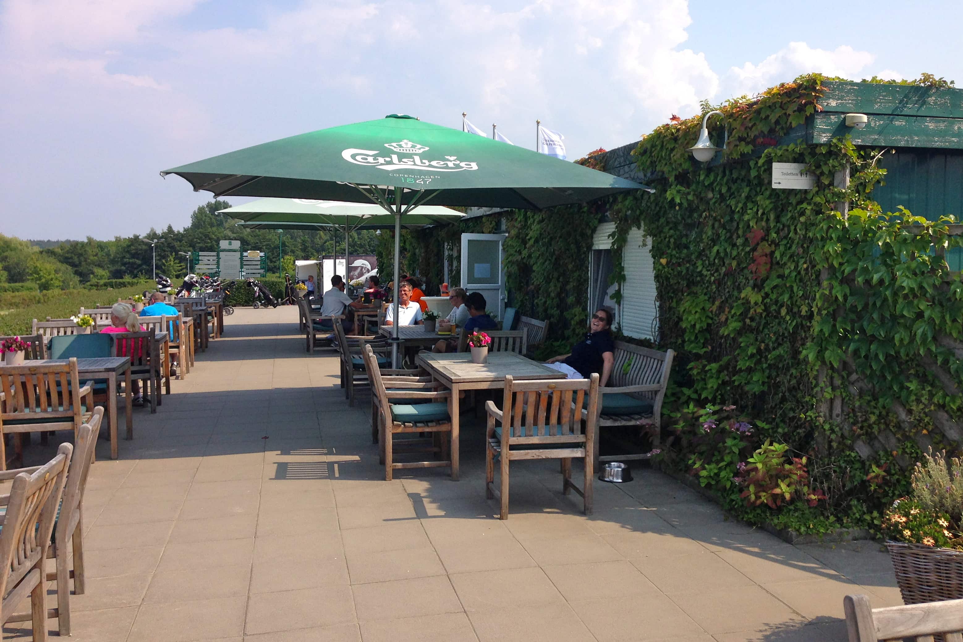 Ein Blick auf die Terrasse des Clubhaues im Ostsee Golf Resort Wittenbeck. (Foto: Michael F. Basche)