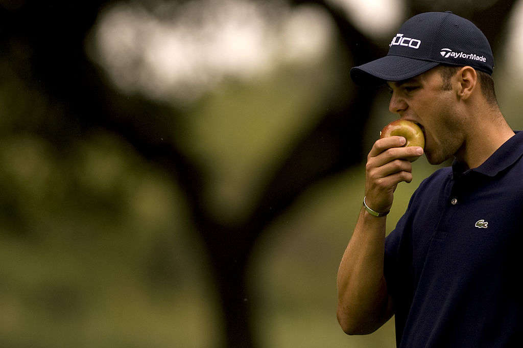 30. Oktober 2010: In den folgenden Jahren reiste Kaymer gerne nach Spanien. Hier mit einem beherzten Biss in einen Apfel.