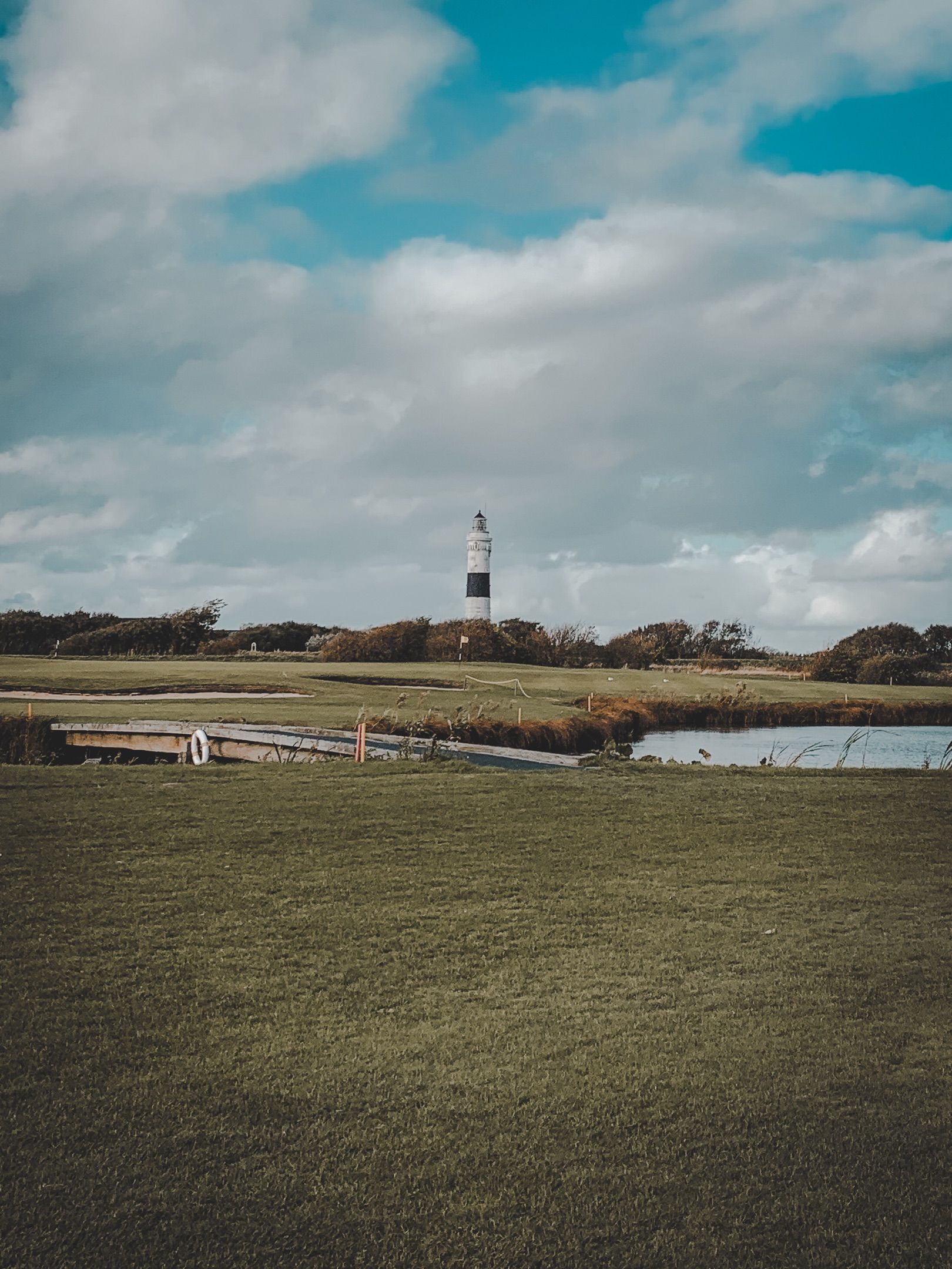 Ein Blick über den GC Sylt mit dem bekannten Leuchtturm im Hintergrund. Für weitere Impressionen auf das Blick klicken. (Foto: Carolin Greif)