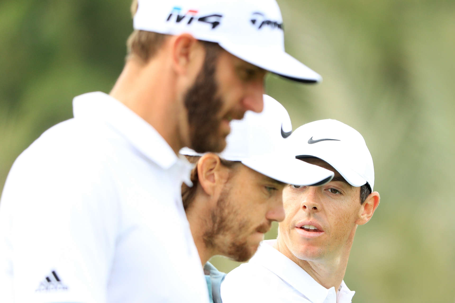 Dustin Johnson, Tommy Fleetwood und Rory McIlroy plaudern bei der Abu Dhabi HSBC Golf Championship 2018 im Abu Dhabi Golf Club über den Alltag eines Golfers.