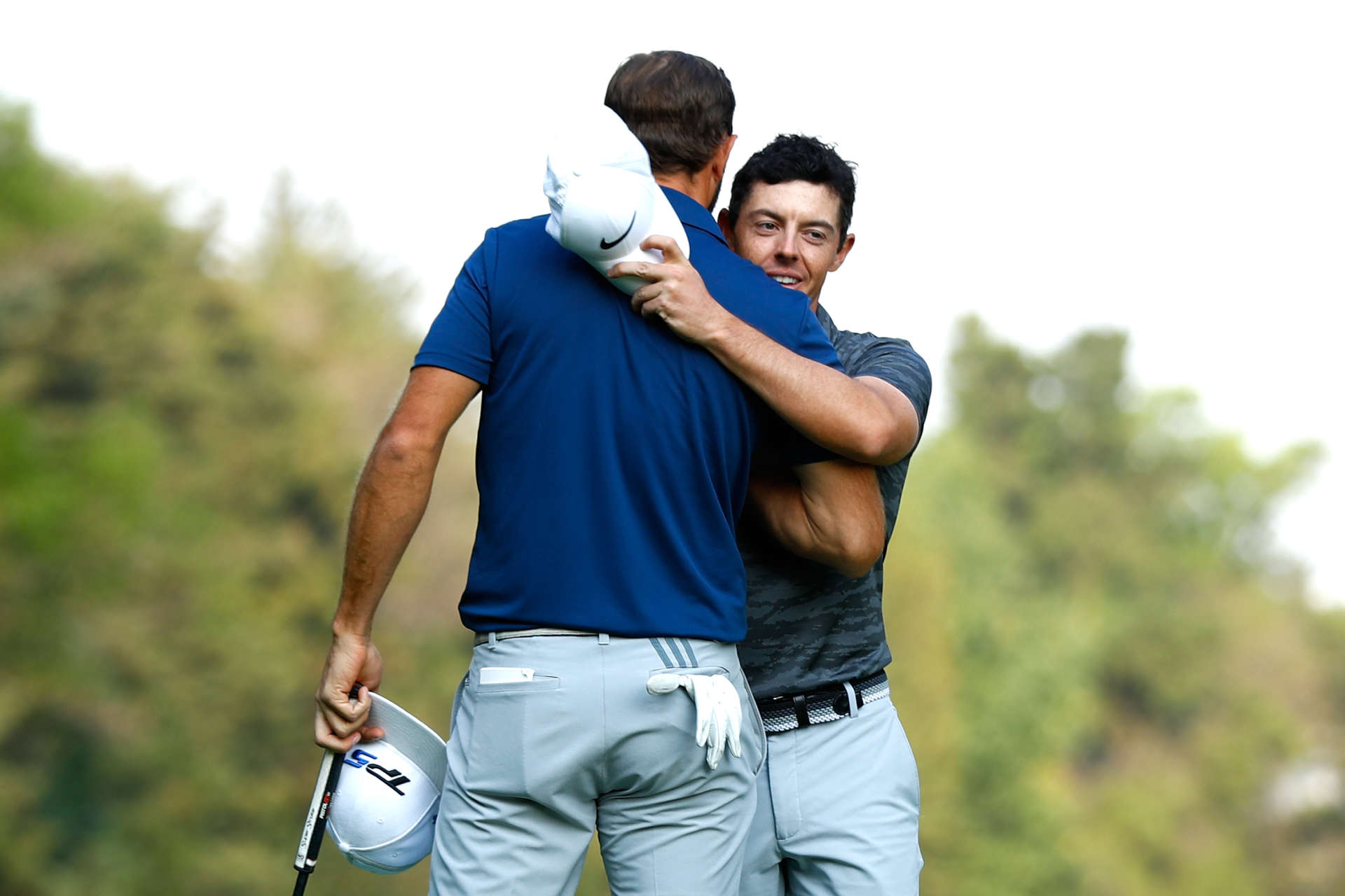Eine herzliche Umarmung bekommt Dustin Johnson von Rory McIlroy nach seinem Sieg bei der World Golf Championships Mexico Championship 2017 im Club De Golf Chapultepec.