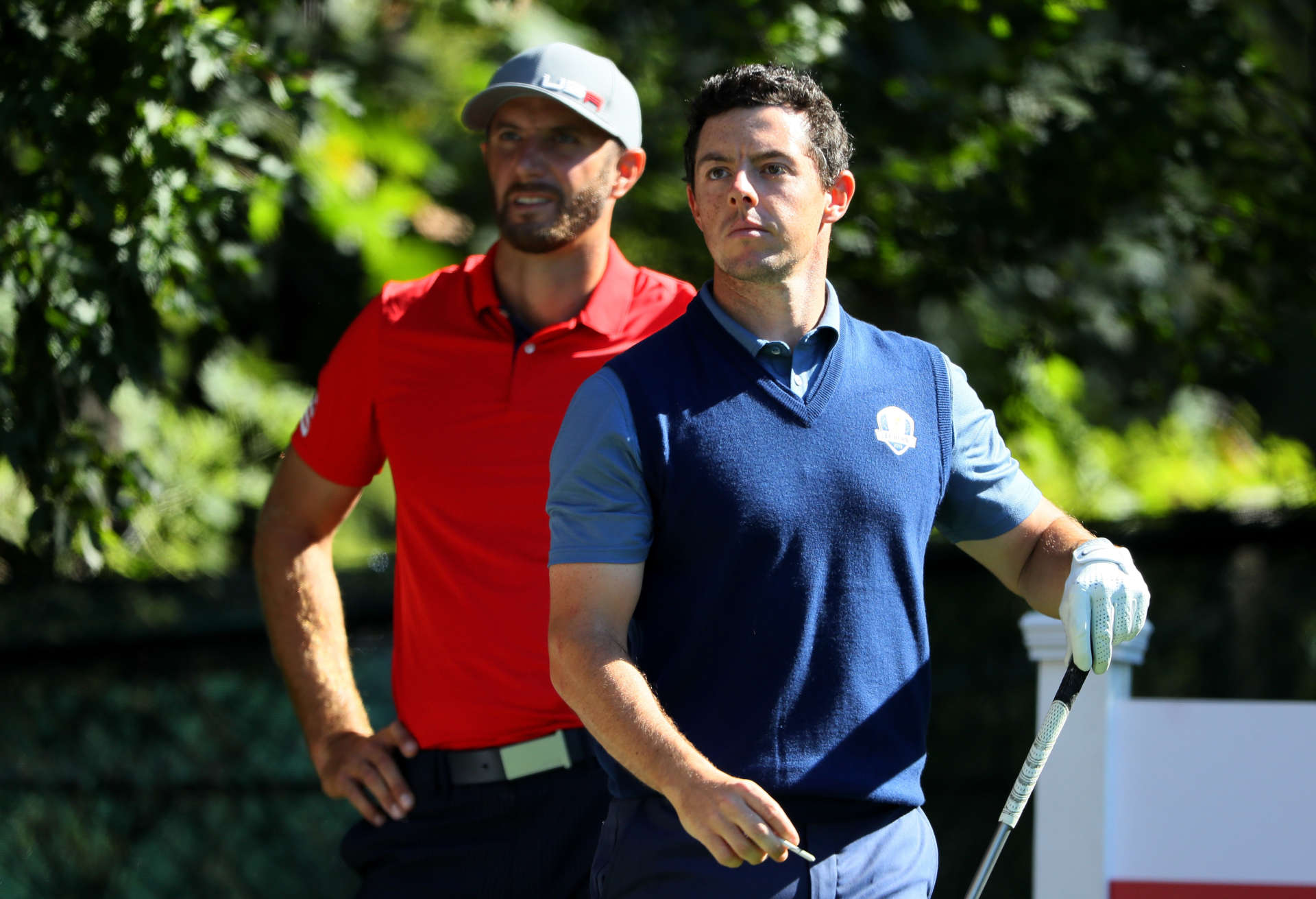 Dustin Johnson und Rory McIlroy stehen sich im Fourball-Match des Ryder Cup 2016 im Hazeltine National Golf Club gegenüber.