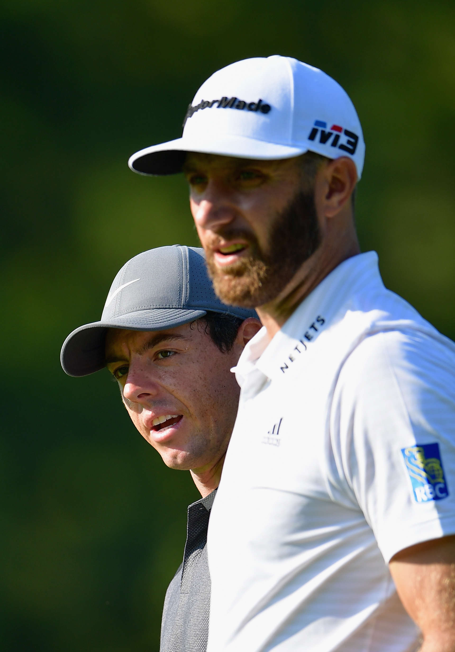 Gespannte Minien. Rory McIlroy und Dustin Johnson blicken in dieselbe Richtung während der PGA Championship 2018 im Bellerive Country Club.