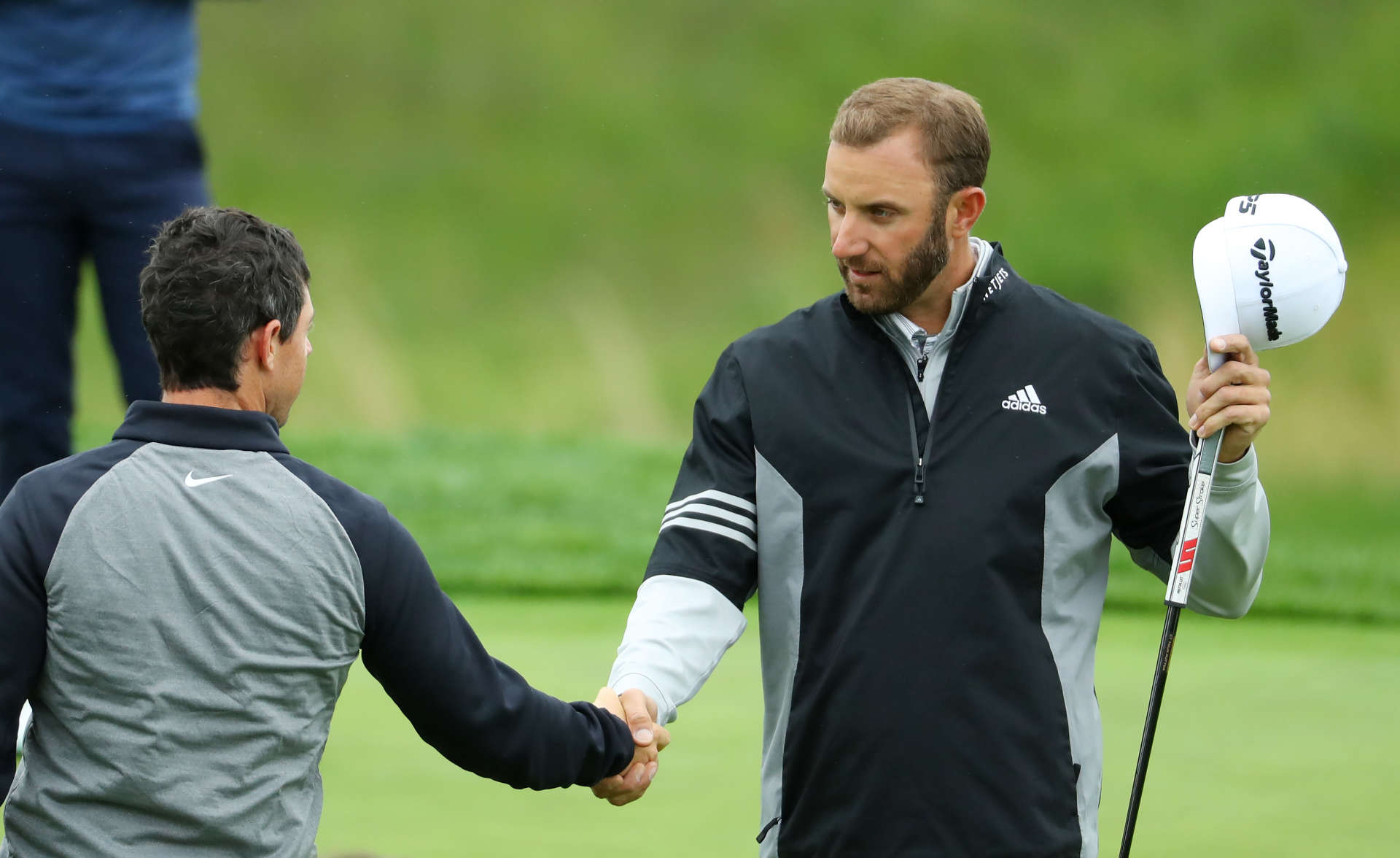 Rory McIlroy und Dustin Johnson beim Handshake während der PGA Championship 2019 auf dem Bethpage Black Course.