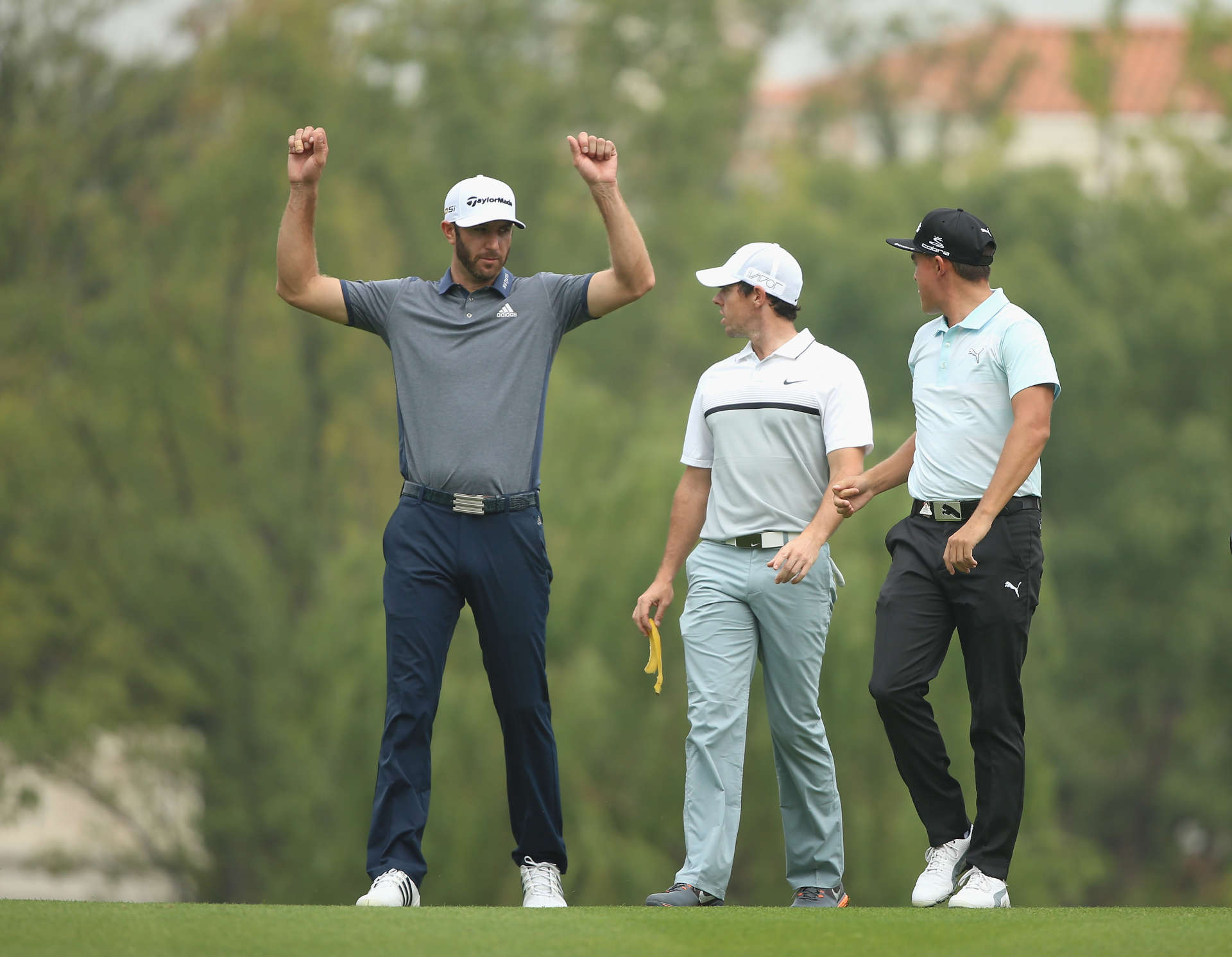 Der Amerikaner Dustin Johnson erklärt seinen beiden Kollegen Rory McIlroy und Rickie Fowler etwas beim WGC - HSBC Champions 2015 im Sheshan International Golf Club.