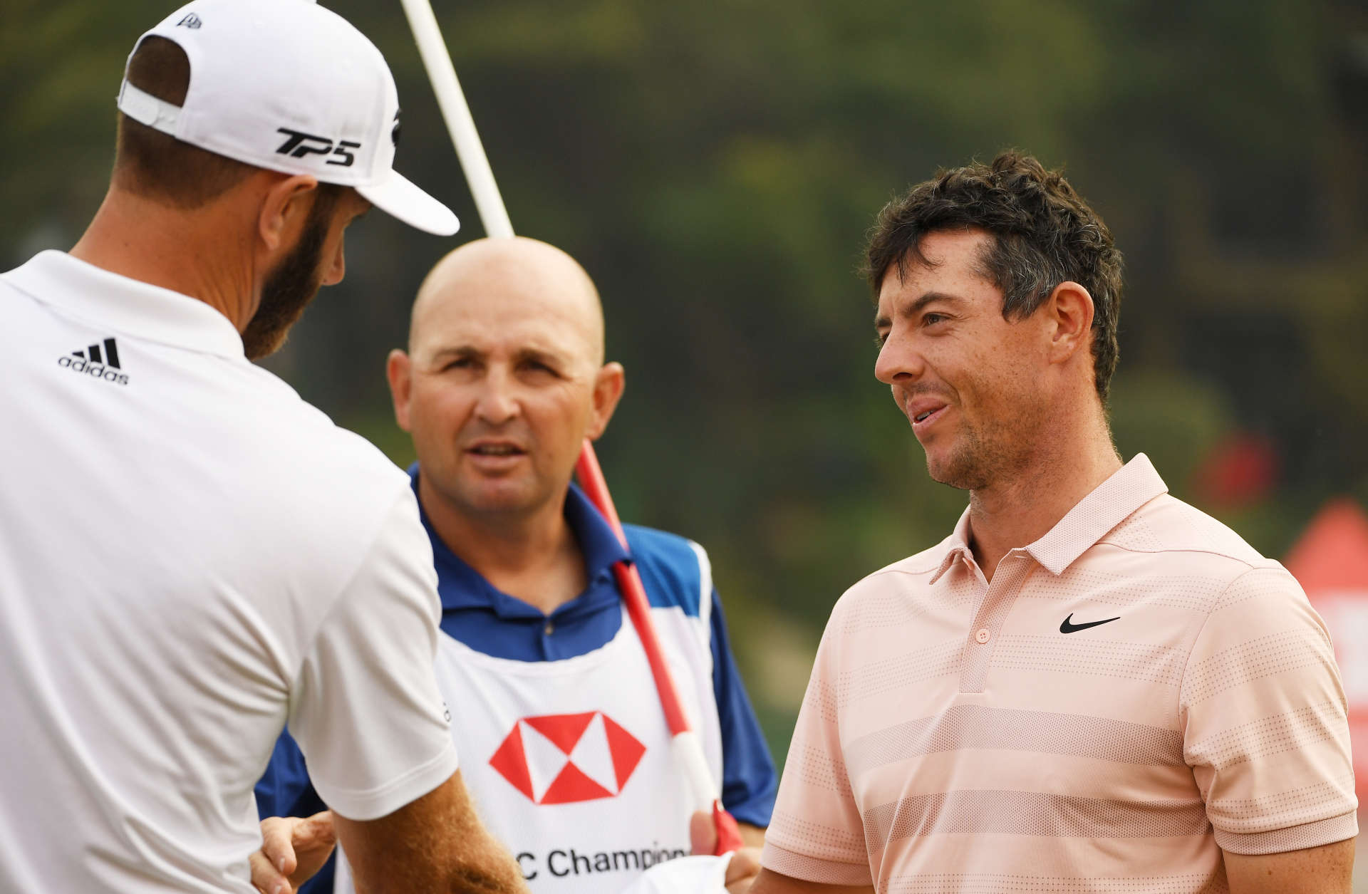 Dustin Johnson und Rory McIlroy geben sich nach der zweiten Runde beim WGC - HSBC Champions im Sheshan International Golf Club die Hand.