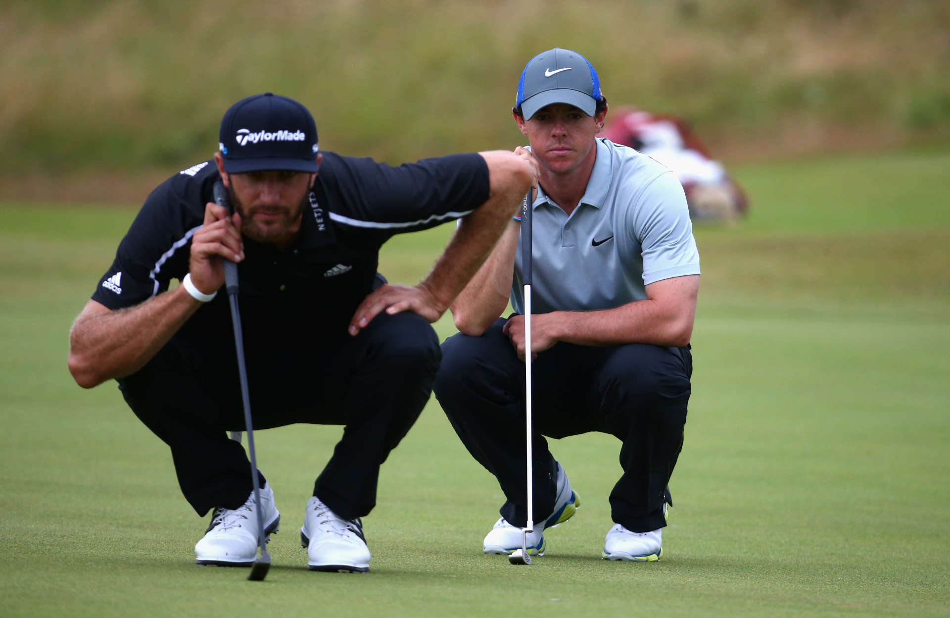 Da muss man genau hinsehen. Rory McIlroy und Dustin Johnson schauen sich auf Loch 11 bei der The 143rd Open Championship 2014 im Royal Liverpool die Puttlinie genau an.