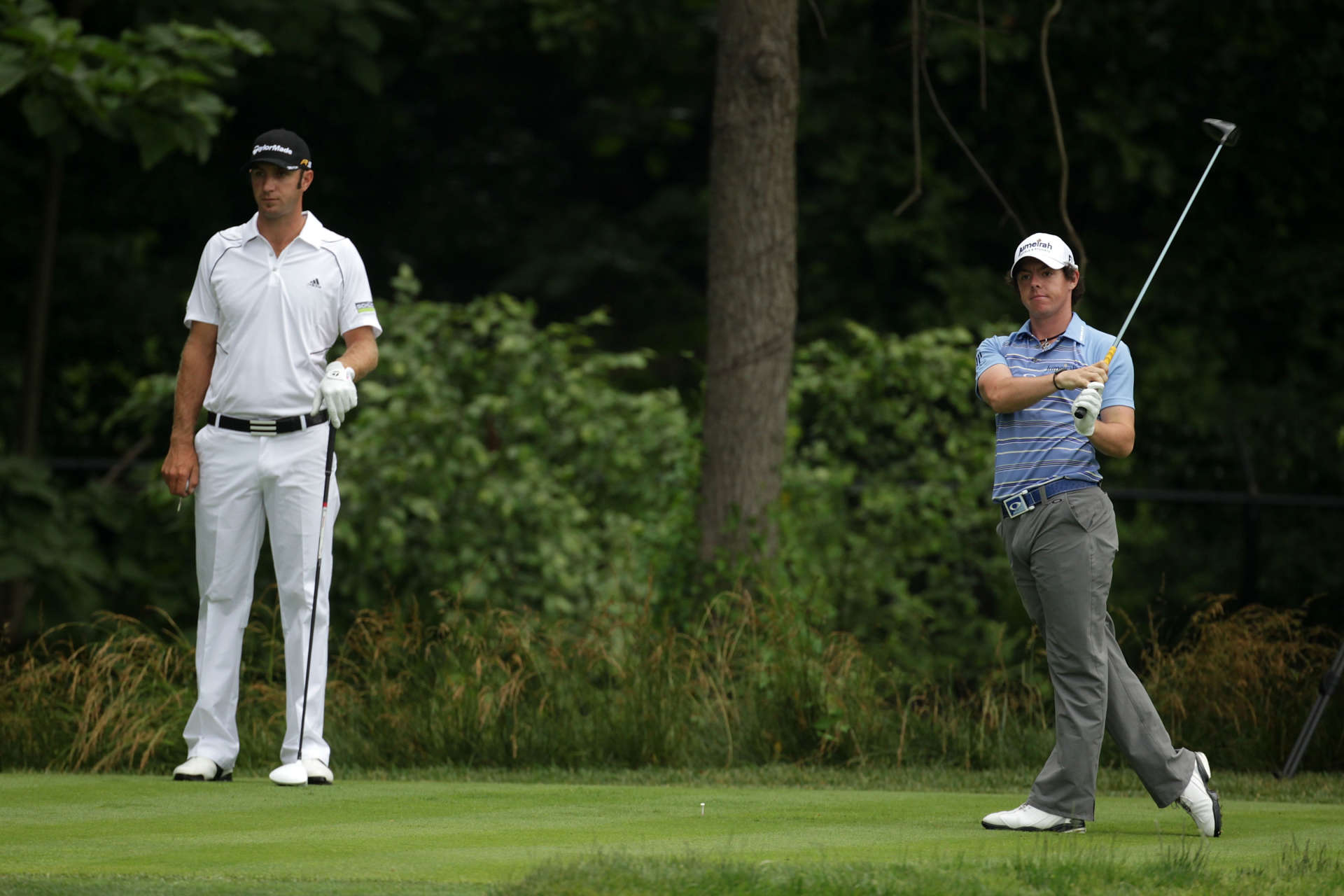 Dustin Johnson beäugt den Schlag von Rory McIlroy bei der 111th U.S. Open 20111 im Congressional Country Club kritisch.