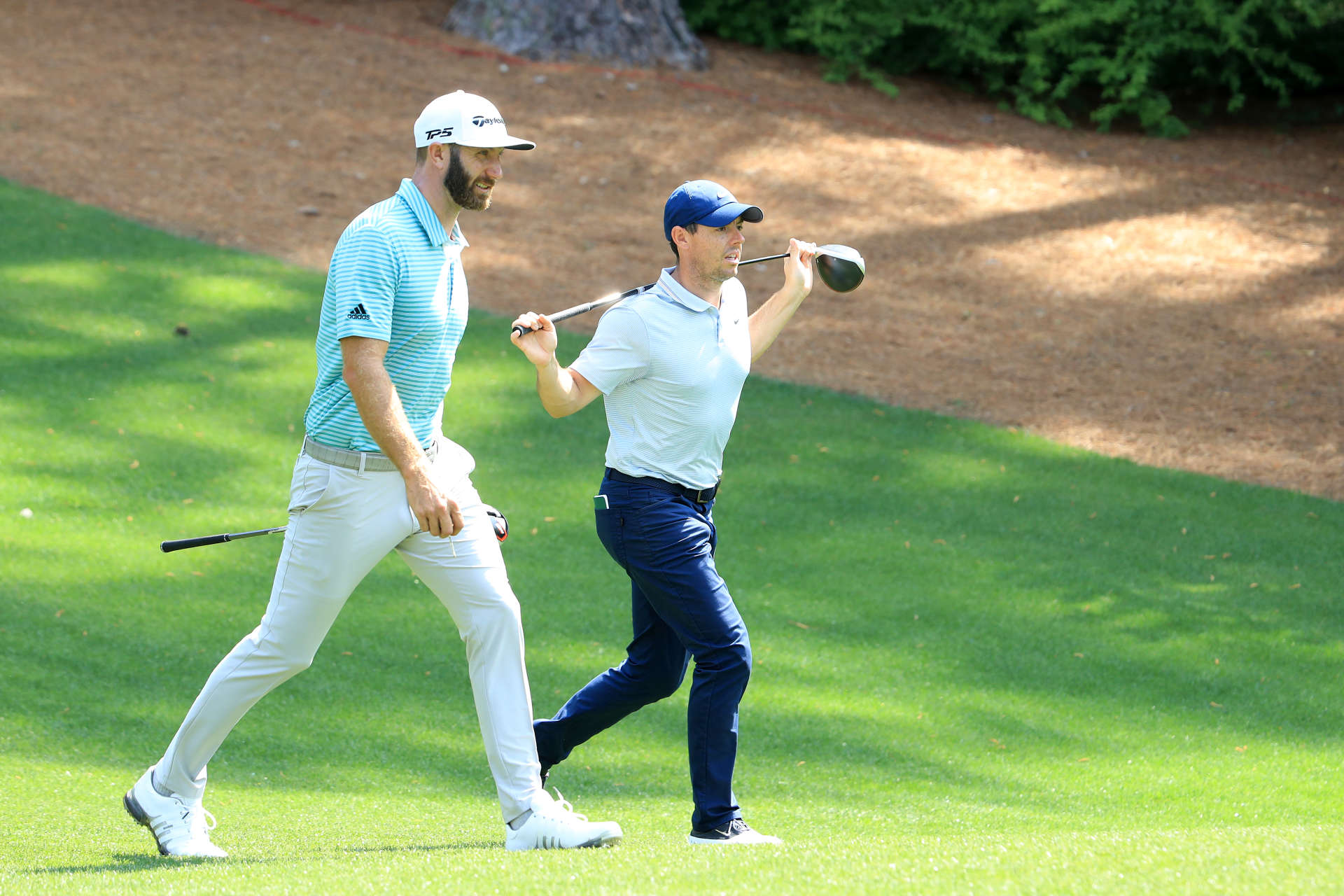 It's time for Masters! Der Nordire Rory McIlroy und Dustin Johnson sind auf dem Weg zum zweiten grün beim The Masters 2019 im Augusta National Golf Club.