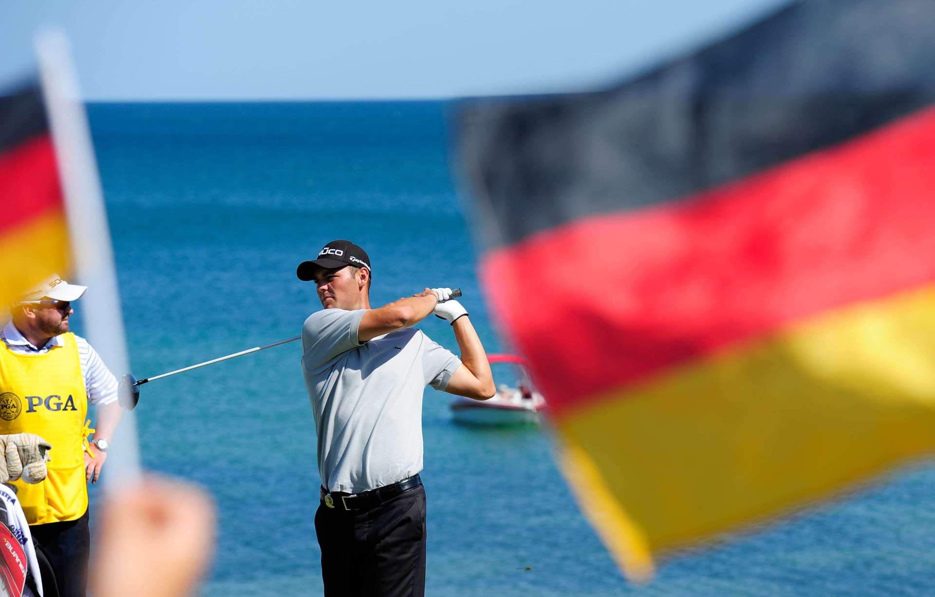 Kaymer lässt sich nicht beirren, spielt stark mit und notiert eine 70er Runde.