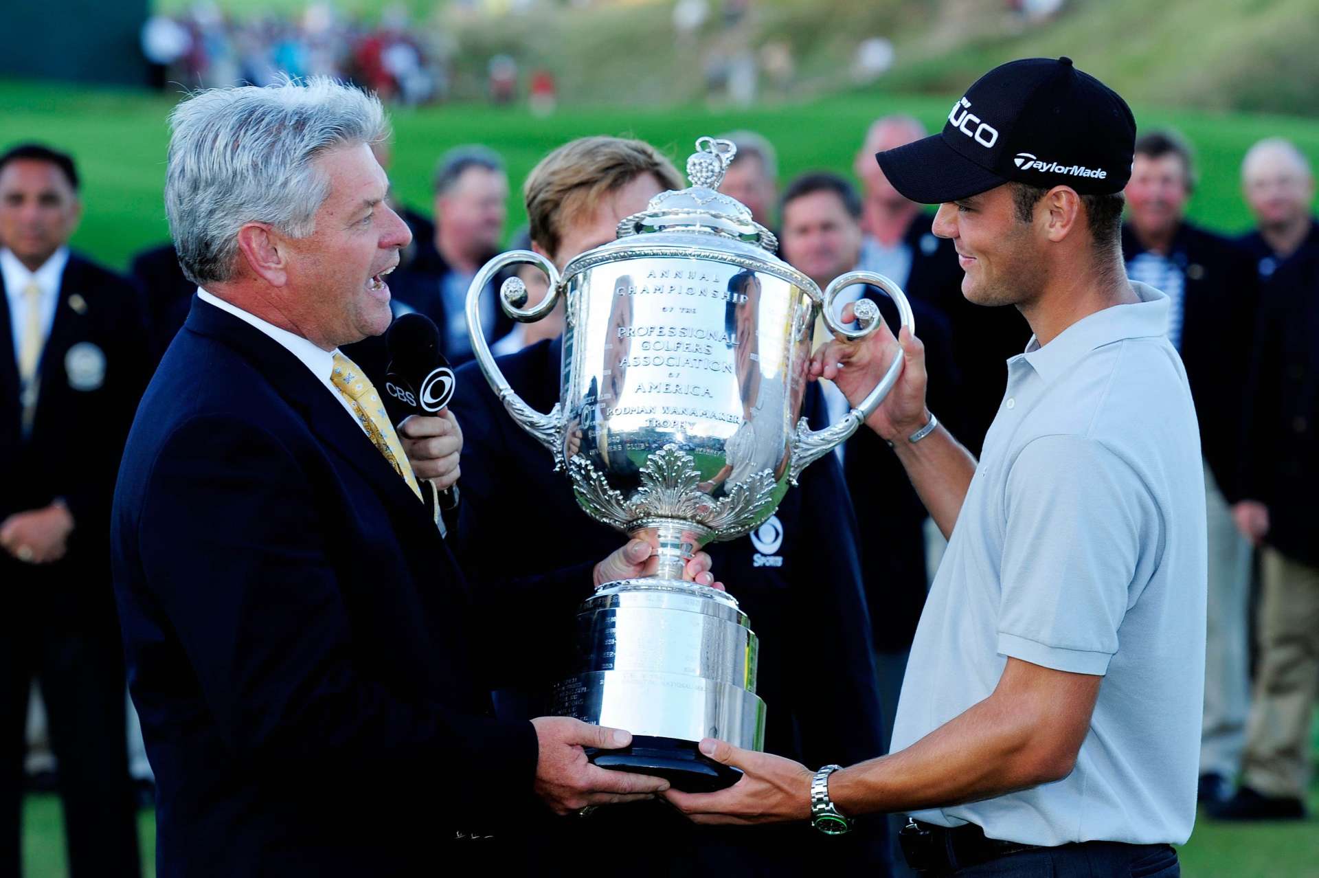 Der damalige PGA of America Präsident Jim Remy überreicht Kaymer die berüchtigte Wanamaker Trophy.