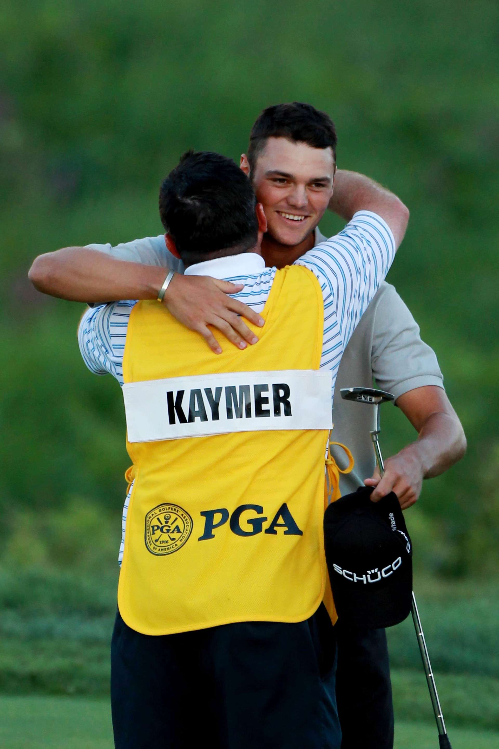 Er fällt seinem Caddie Craig Connelly in die Arme und feiert den ersten Majorsieg seiner Karriere.