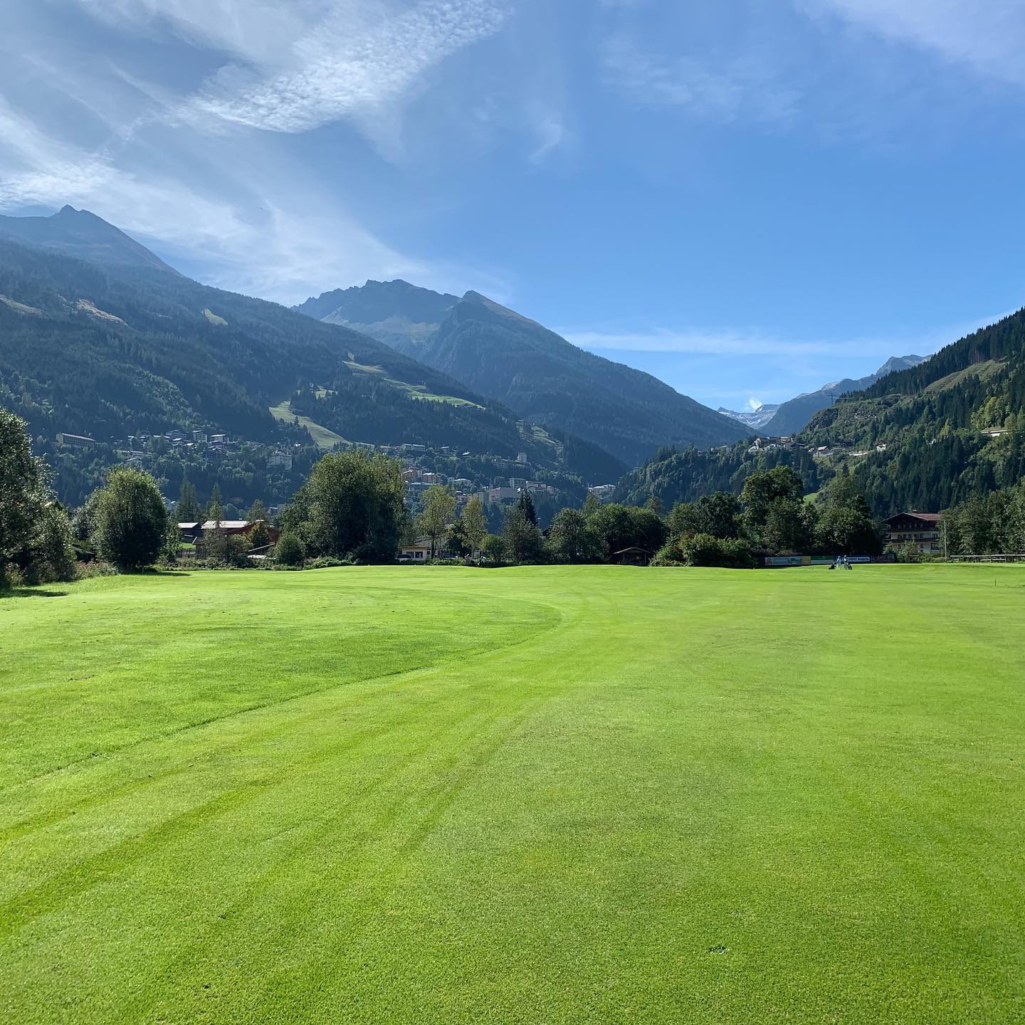 Der GC Gastein begeistert mit einem tollen Bergpanorama. Für weitere Impressionen auf das Bild klicken. (Foto: Bettina Komander)