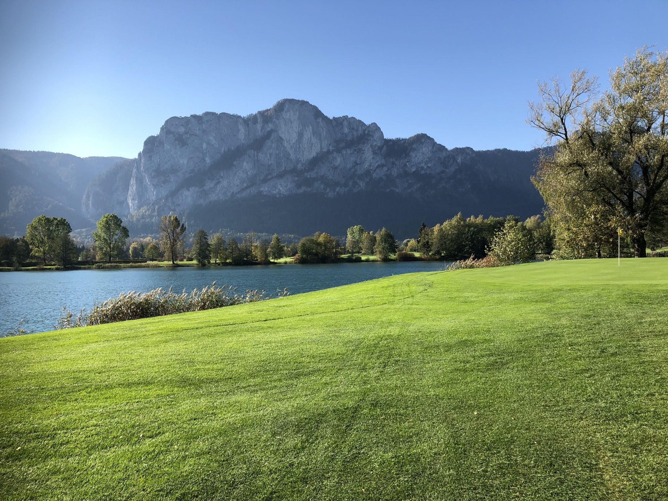 Direkt am Mond- und Drachensee gelegen: Der GC Mondsee. Für weitere Impressionen auf das Bild klicken. (Foto: Dietmar Schmitz)