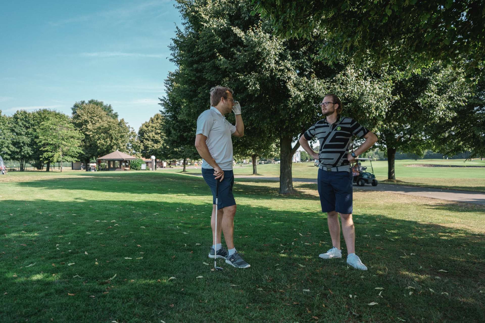 Auch der Austausch stand natürlich im Fokus des Jubiläumsturniers des Fairway Golfshops. Hier fachsimpeln der "neue" Inhaber des Fairway Golfshop, Stefan Kneisel (rechts im Bild) und Golf Post Gründer und CEO Matthias Gräf über den Golfsport und das schönste Spiel der Welt. (Foto: Steven Zeh)