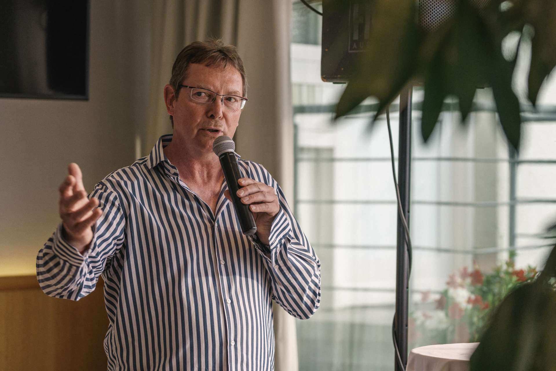 Helmut Kretschmer ließ es sich nach dem Turnier schließlich auch nicht nehmen die TeilnehmerInnen im Clubhaus zu begrüßen und eine bunte und fröhliche Abendveranstaltung einzuläuten. (Foto: Steven Zeh)