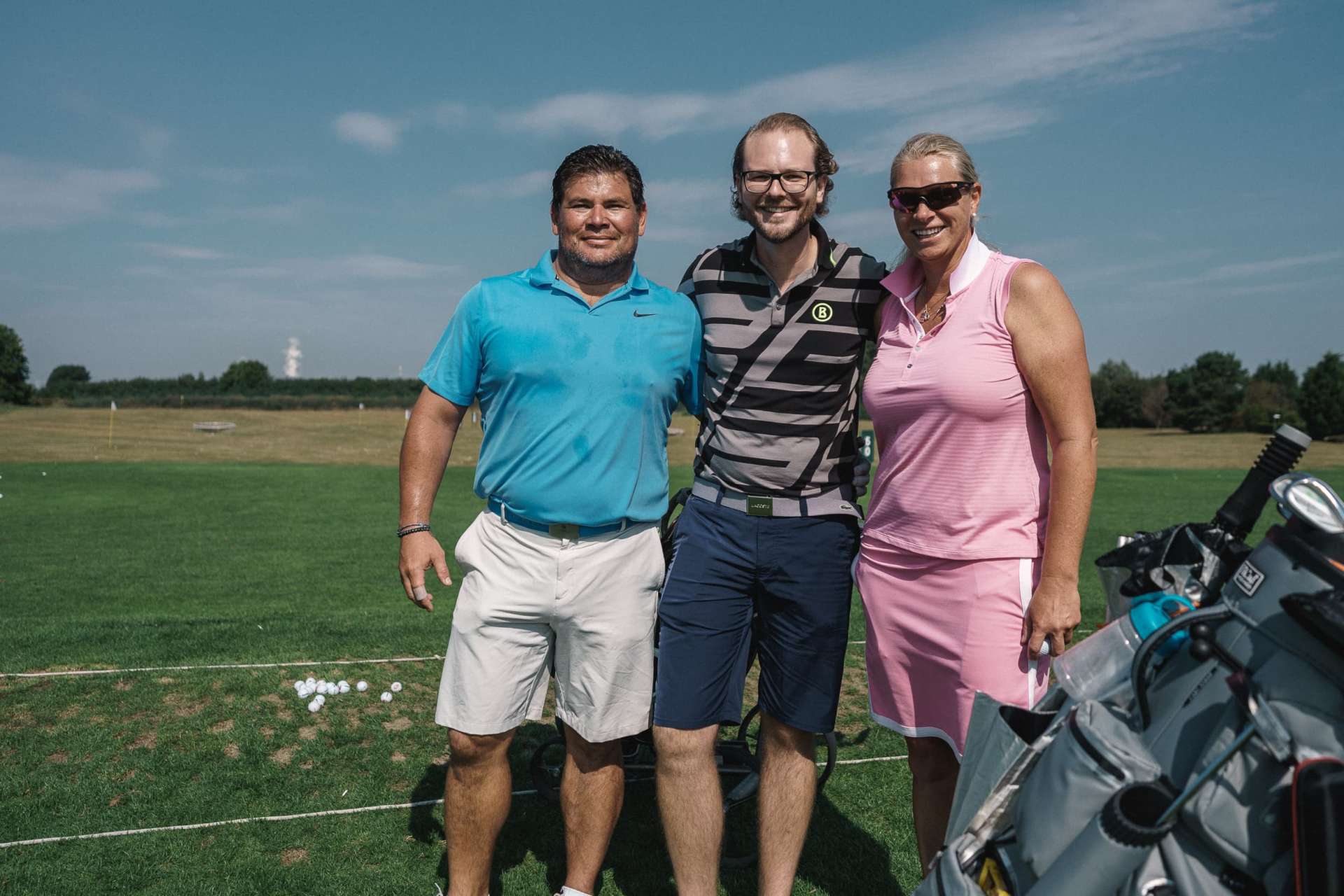 Schon vor dem Turnierstart ließ es sich der Inhaber des Fairway Golfshops, Stefan Kneisel (Mitte) nicht nehmen, die TeilnehmerInnen zu begrüßen und auf eine gute Runde zu schicken. (Foto: Steven Zeh)
