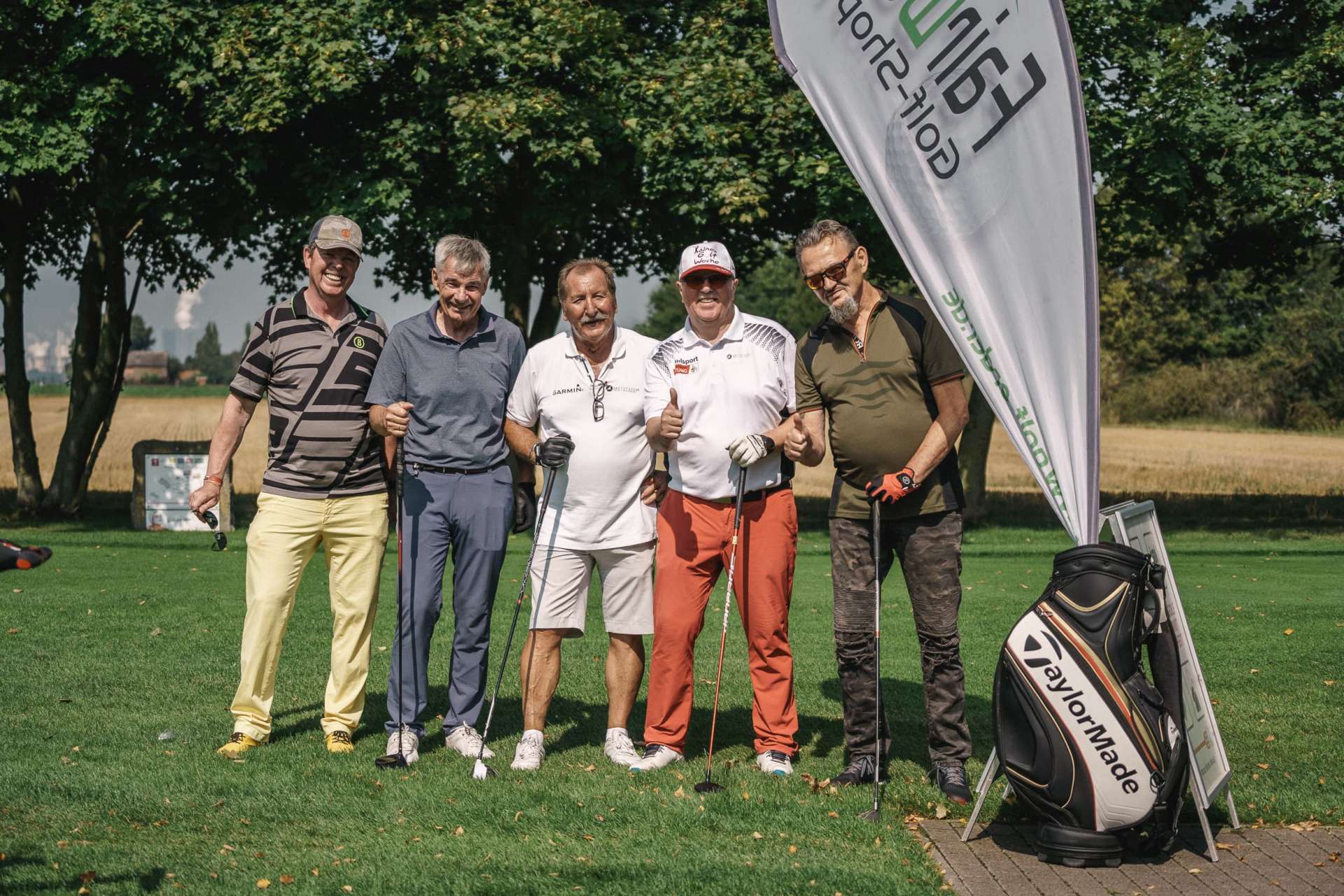 Während der "neue" Inhaber des Fairway Golfshops Kontakte zu den TeilnehmerInnen aufbaute, pflegte der langjährige, ehemalige Chef und Gründer, Helmut Kretschmer (links im Bild) bestehende Kontakte und begrüßte an Tee 1 die Spielerinnen und Spieler. (Foto: Steven Zeh)