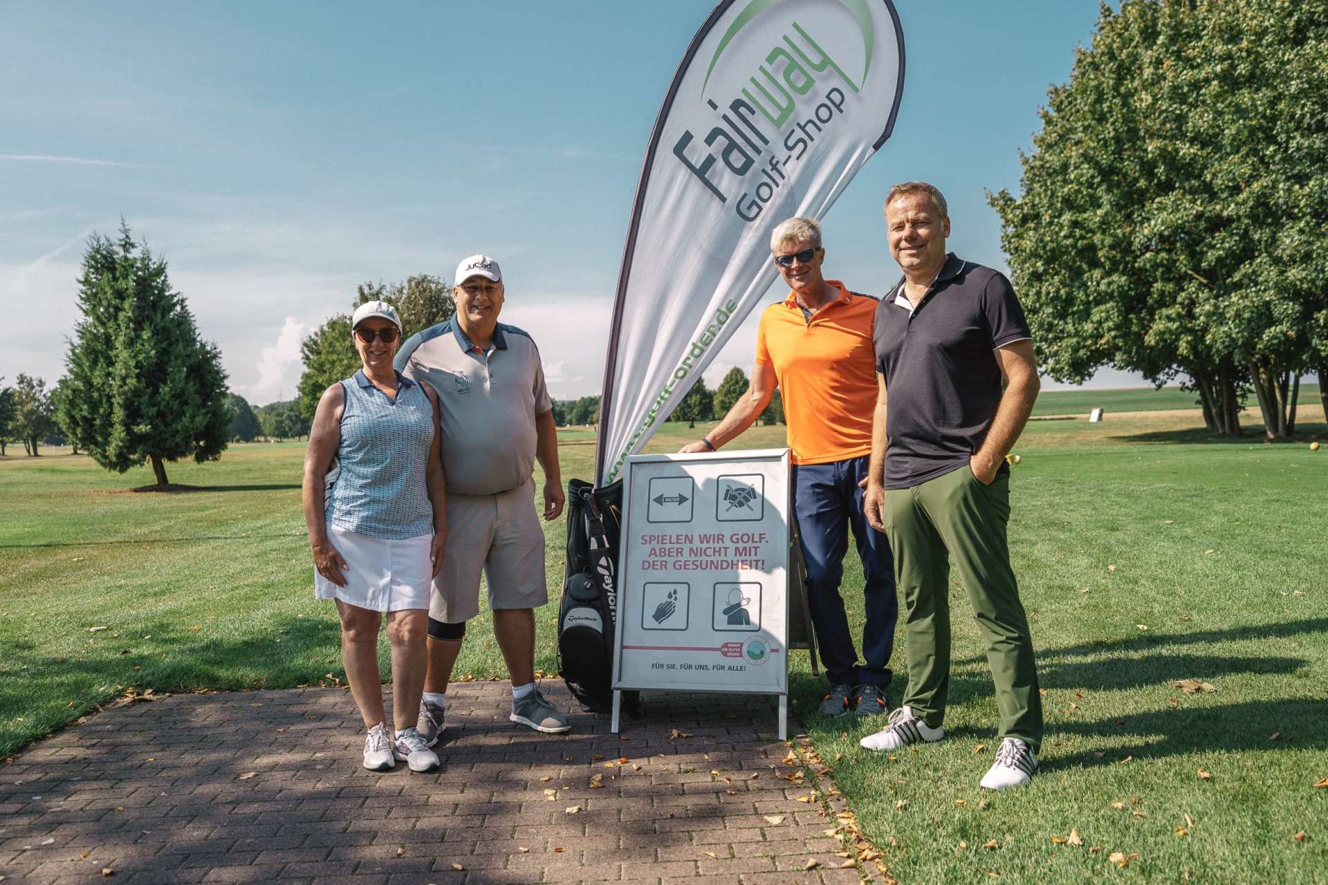 Vor dem Rundenstart galt es für die Spielerinnen und Spieler für das obligatorische Flightfoto zu posieren und natürlich auch den Fairway Golfshop gekonnt in Szene zu setzen. (Foto: Steven Zeh)