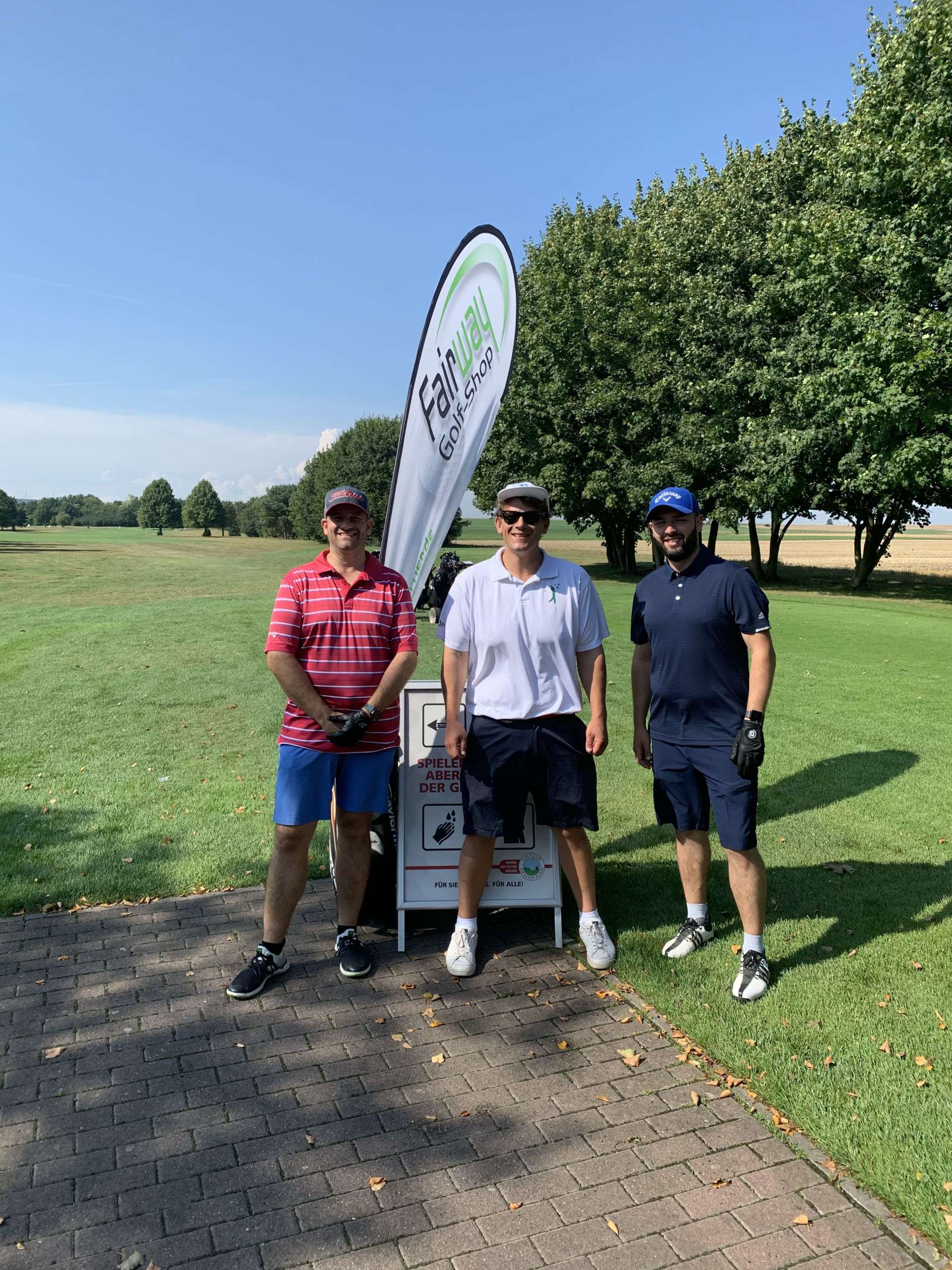 "Team Golf Post" durfte beim großen Jubiläumsturnier des Fairway Golfshops natürlich ebenso nicht fehlen. Im Rahmen eines Gewinnspiels verloste Golf Post Startplätze für das Turnier und der Golf Post Mitarbeiter Robin Bulitz (links im Bild) begleitete die Gewinner auf der Runde.