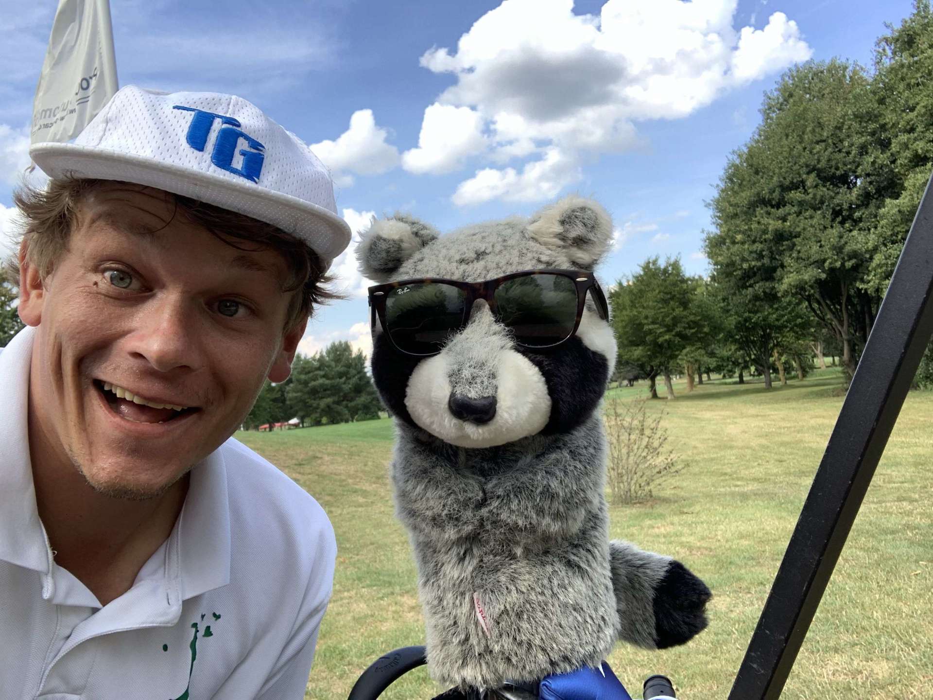 Komplettiert wurde der Golf Post Flight von einem überaus stilsicheren Waschbären.