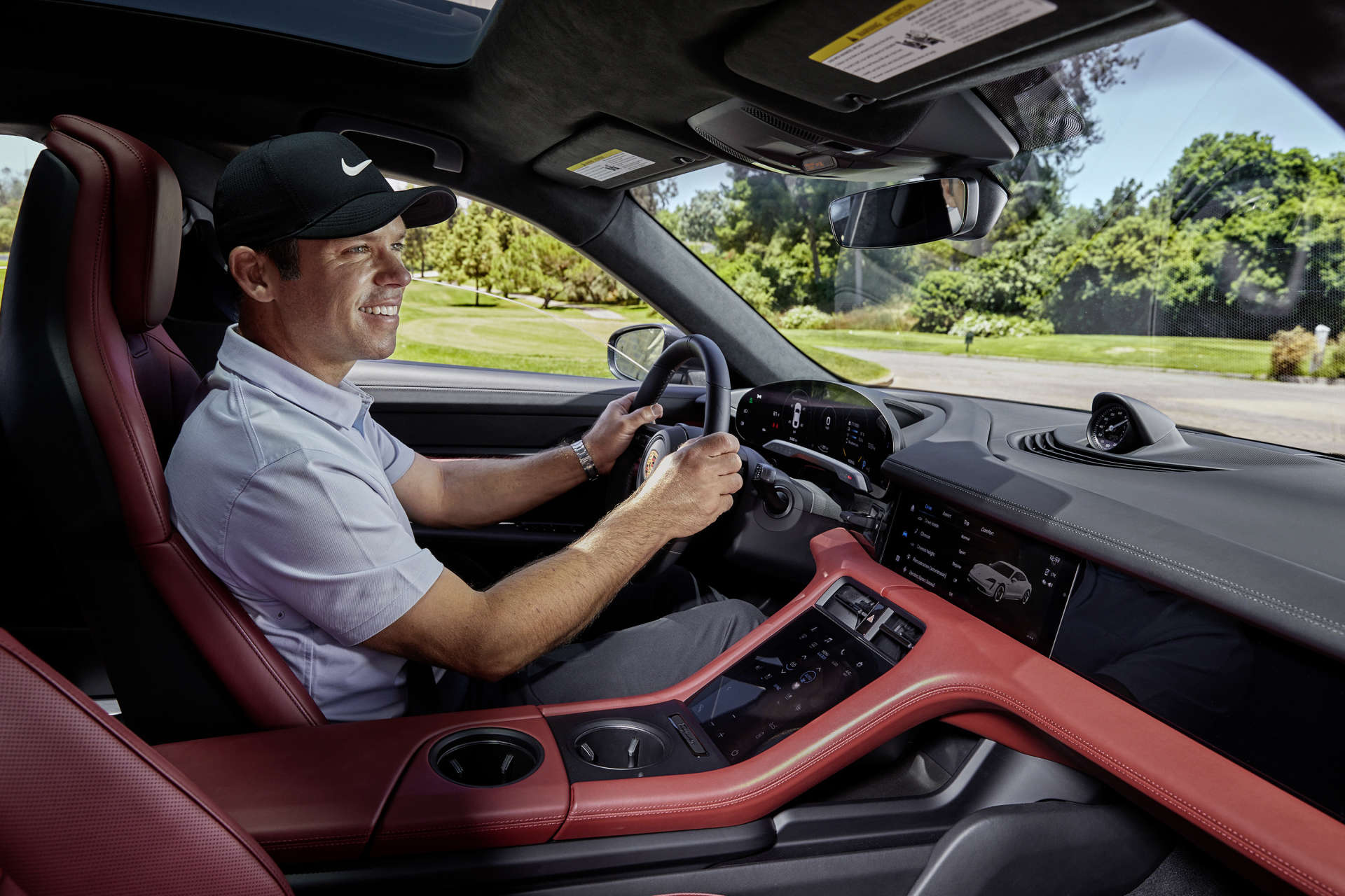 Porsche-Markenbotschafter Paul Casey im Porsche Taycan Turbo. (Foto: Porsche)
