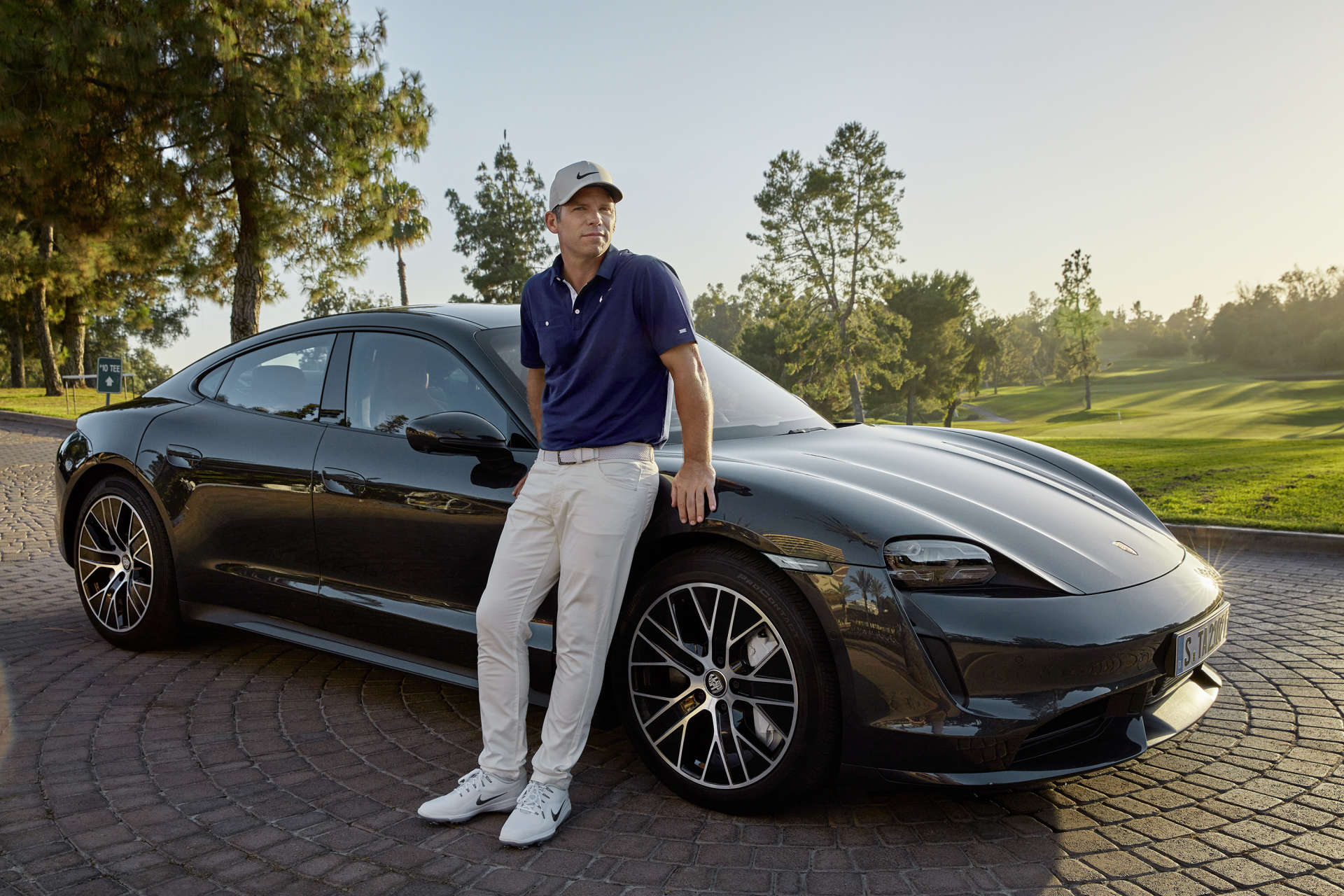 Porsche-Markenbotschafter Paul Casey mit dem Porsche Taycan Turbo. (Foto: Porsche)
